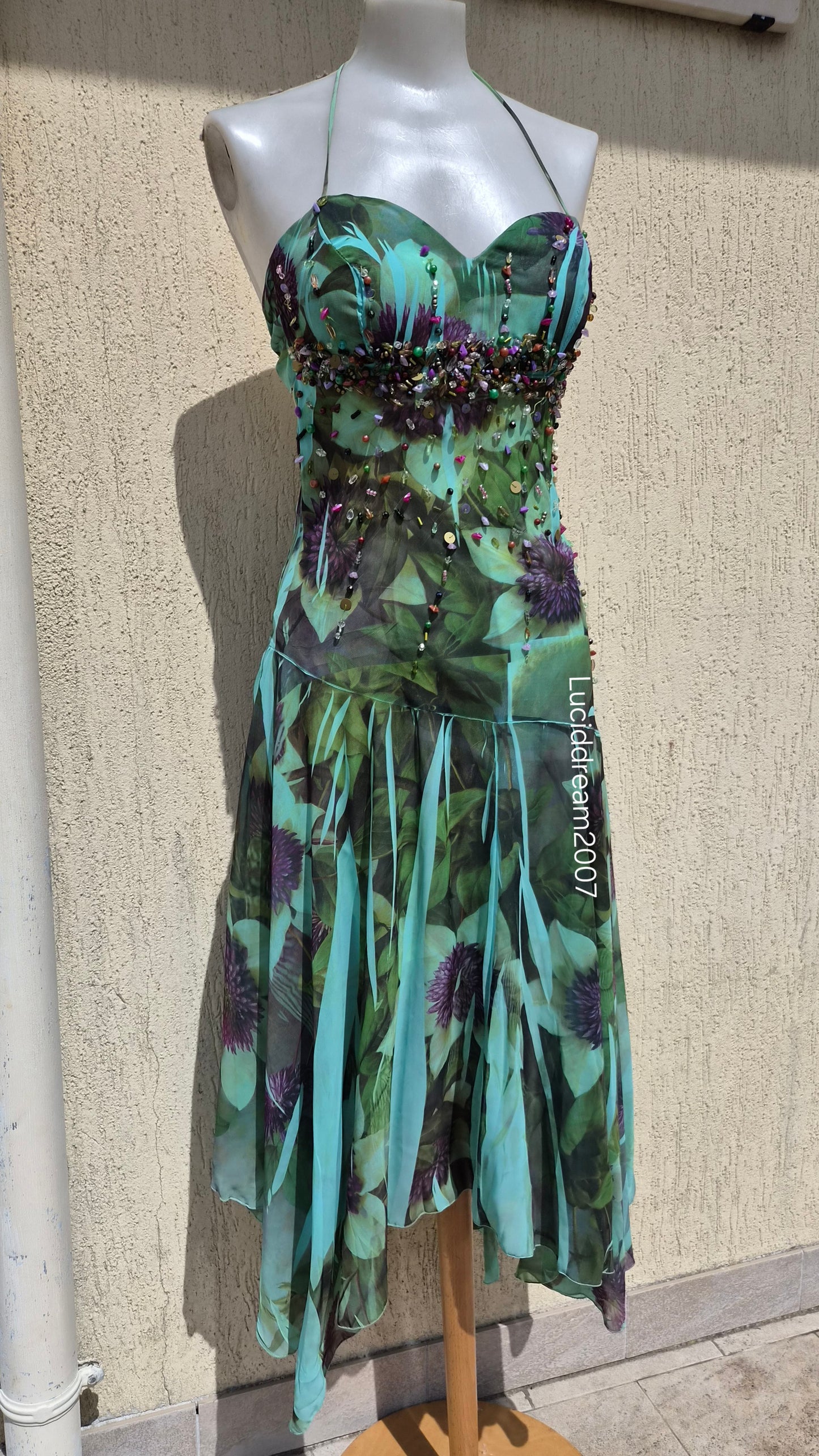 Robe dos nu avec pierres brodées