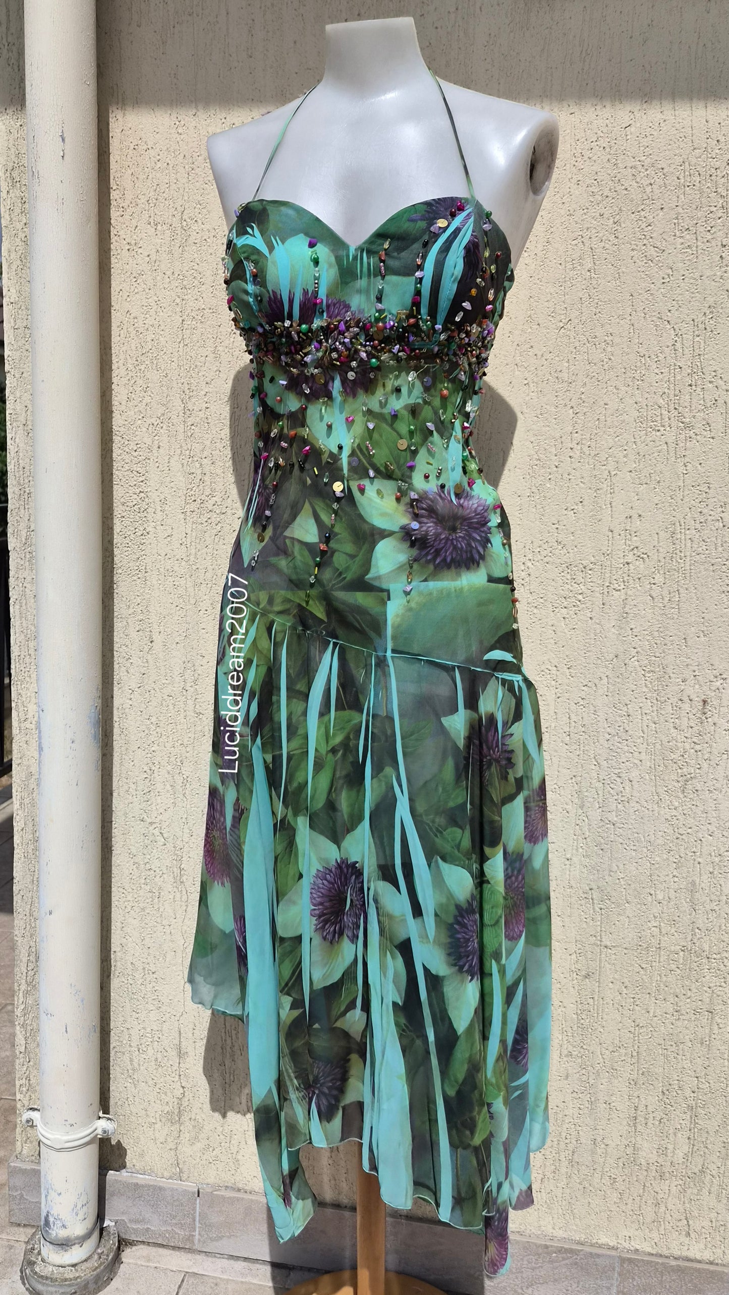 Robe dos nu avec pierres brodées