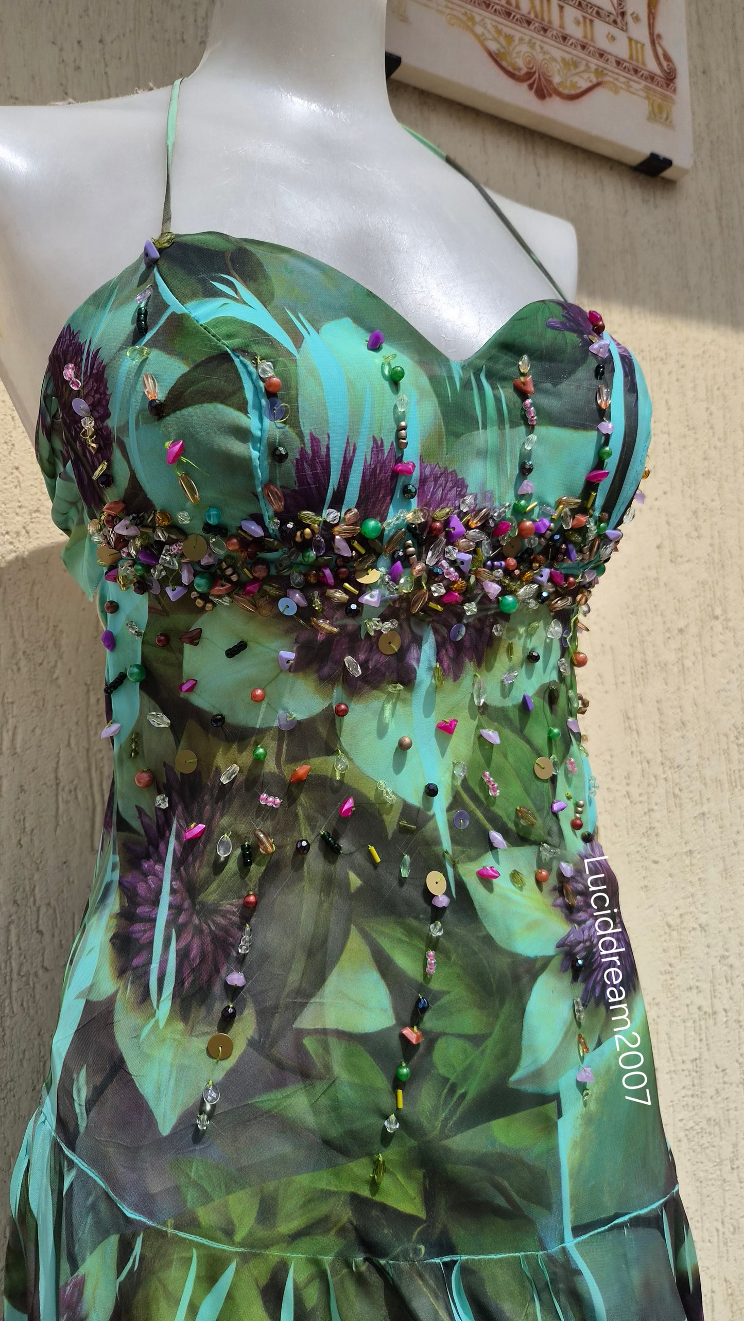 Robe dos nu avec pierres brodées