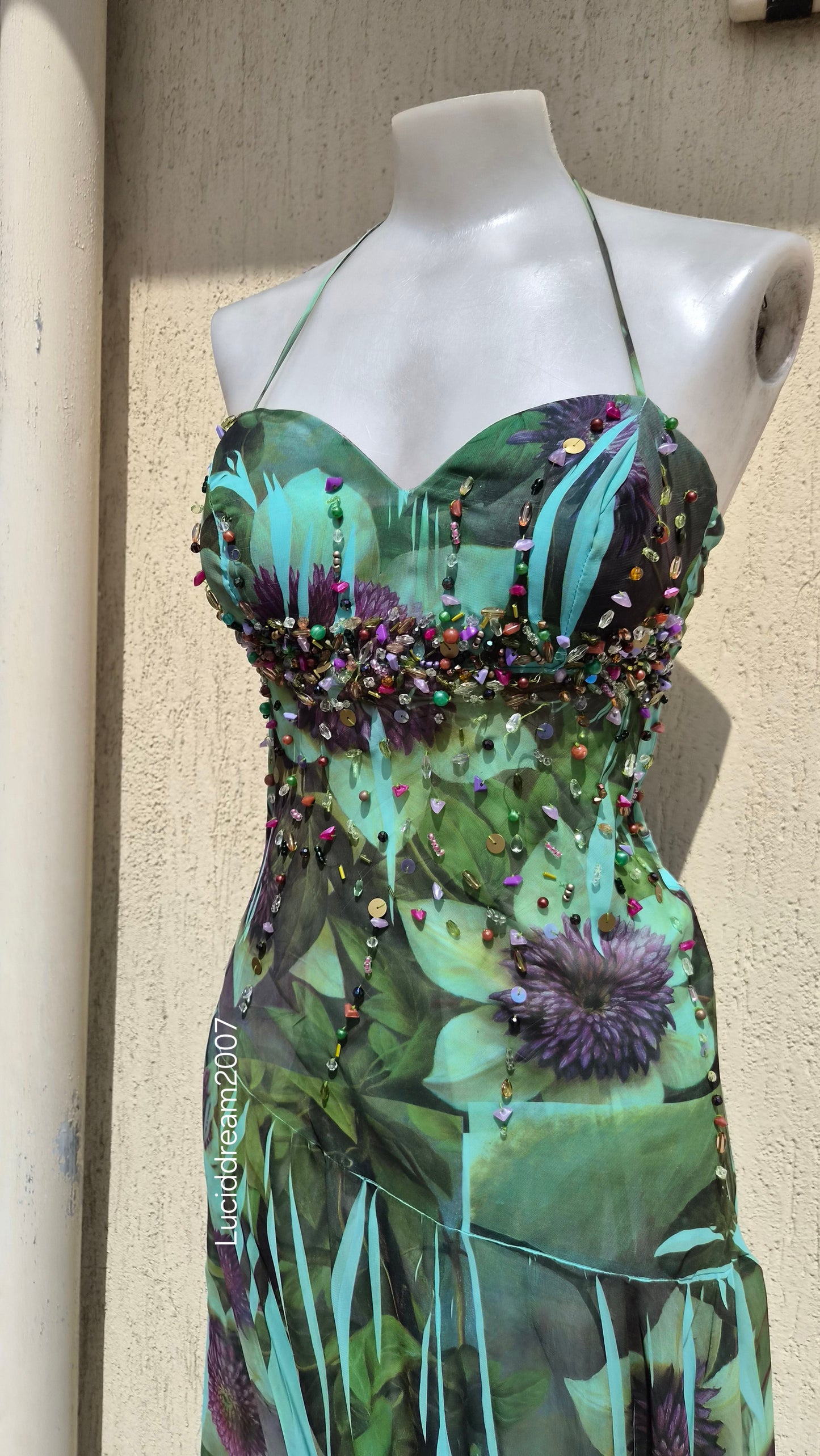 Robe dos nu avec pierres brodées