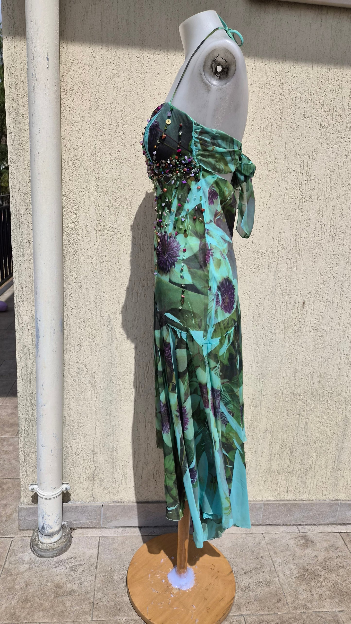 Robe dos nu avec pierres brodées