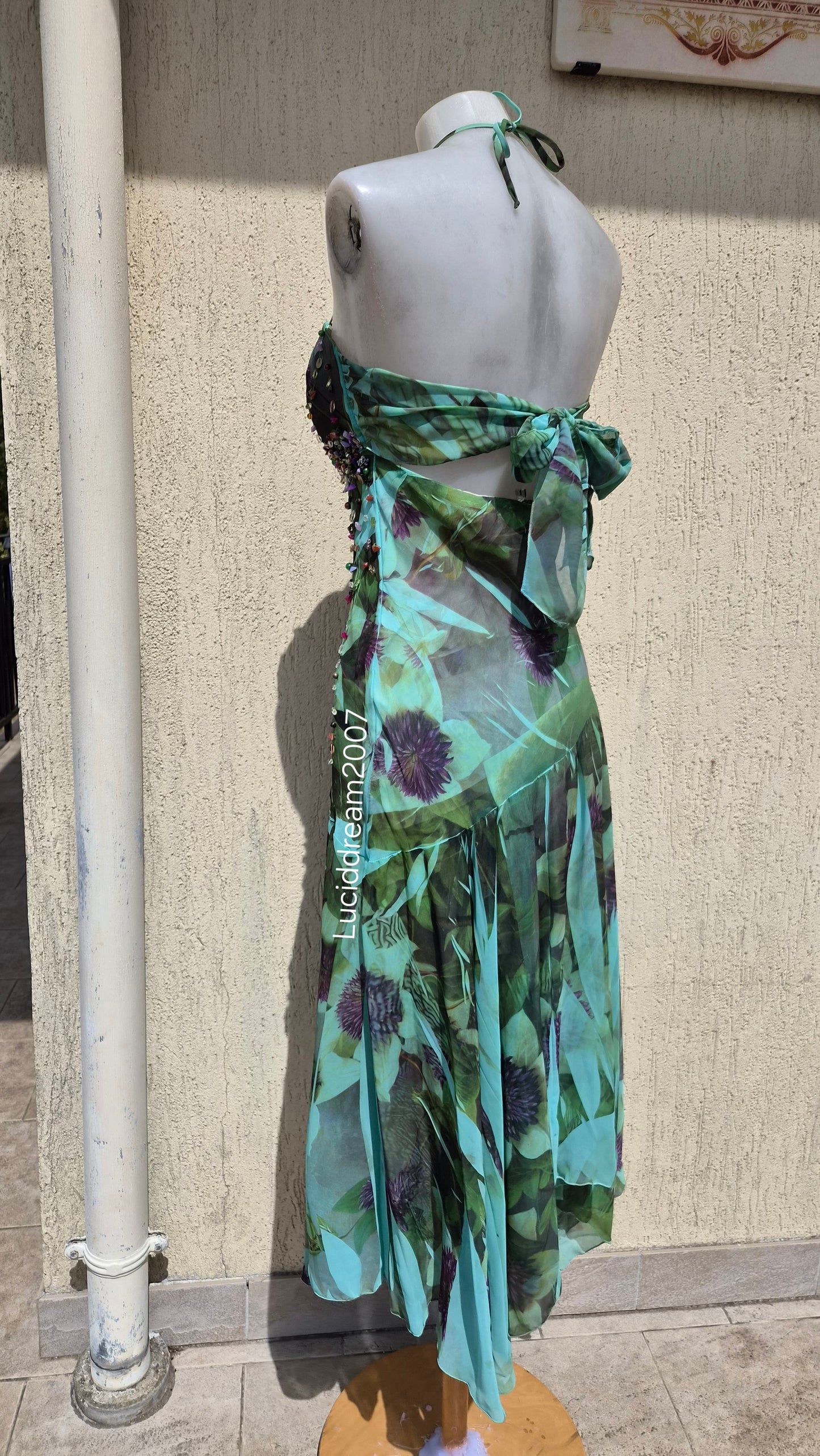 Robe dos nu avec pierres brodées