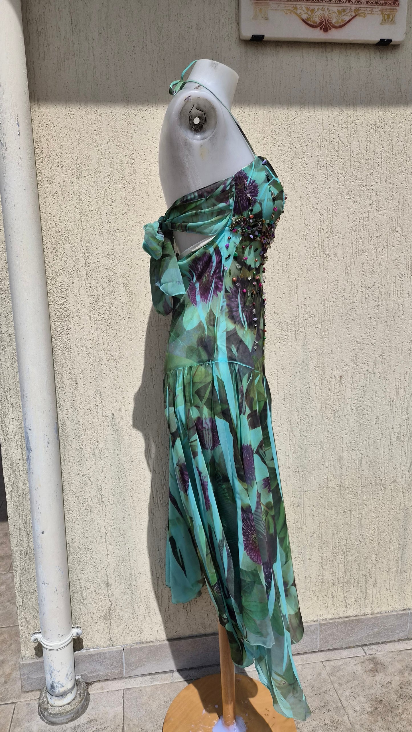 Robe dos nu avec pierres brodées