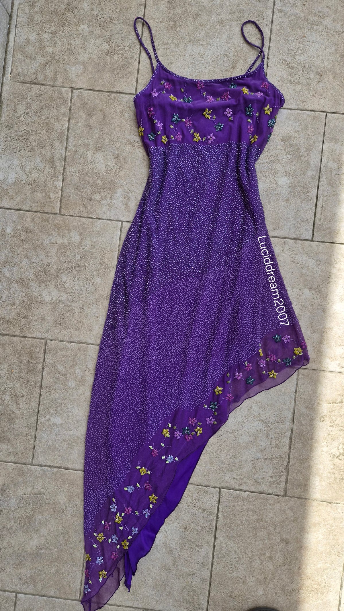 Robe violette asymétrique brodée