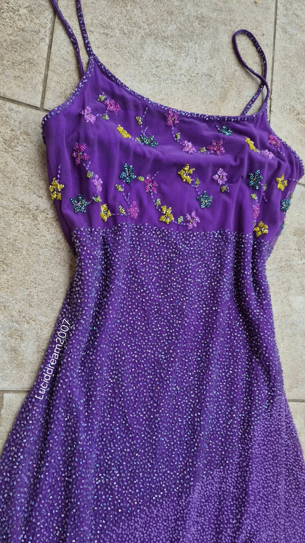 Robe violette asymétrique brodée