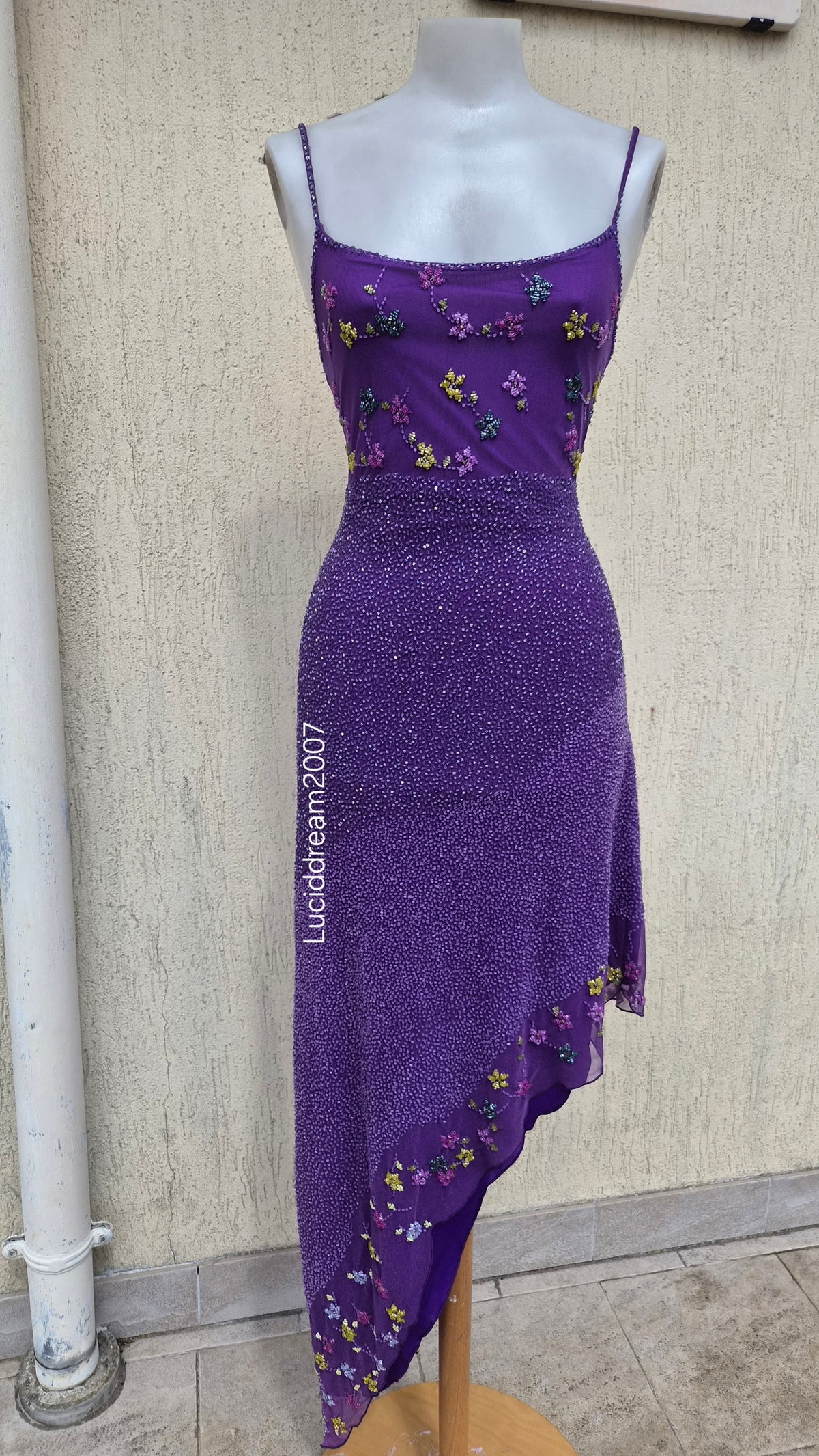 Robe violette asymétrique brodée