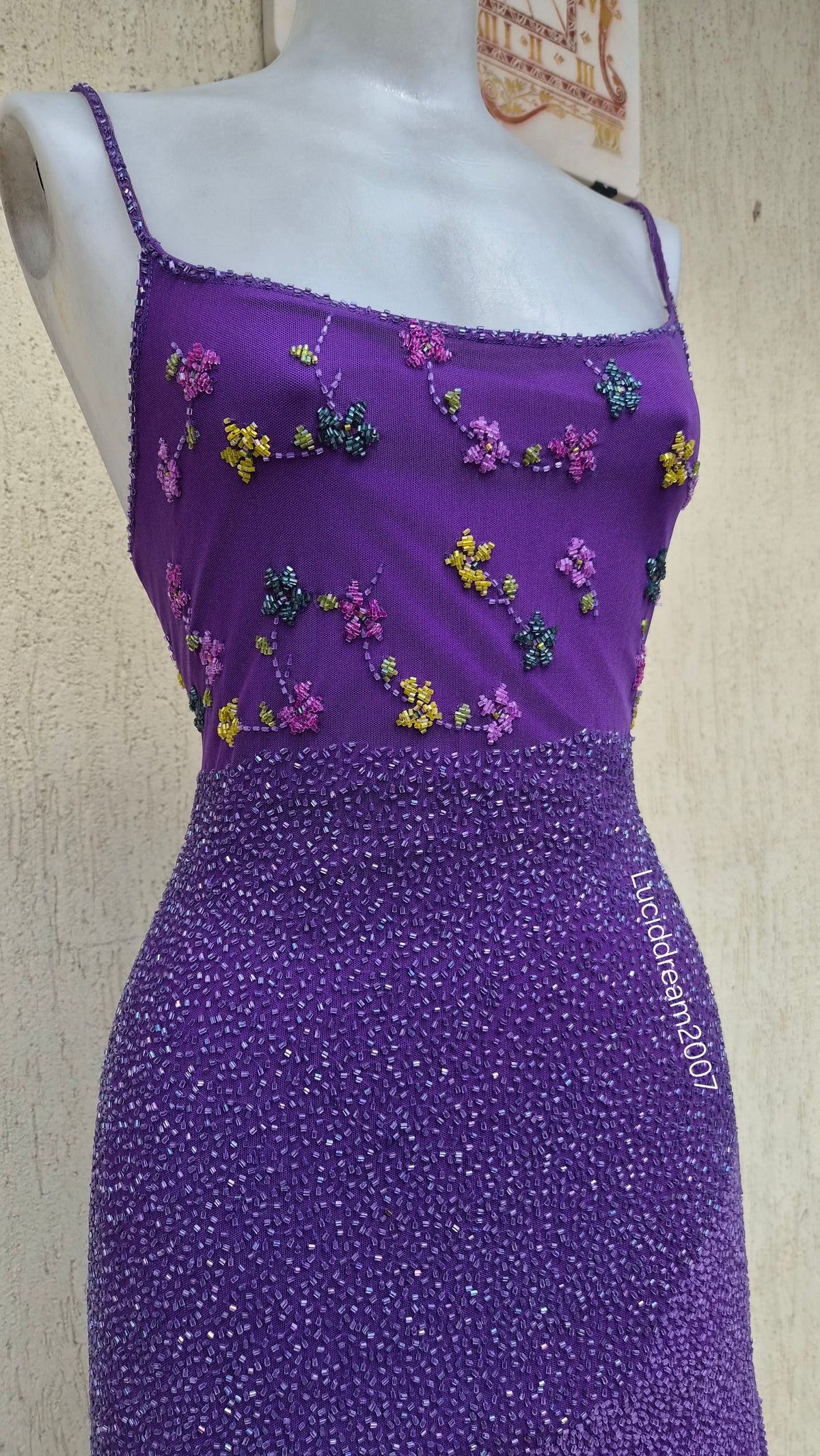 Robe violette asymétrique brodée
