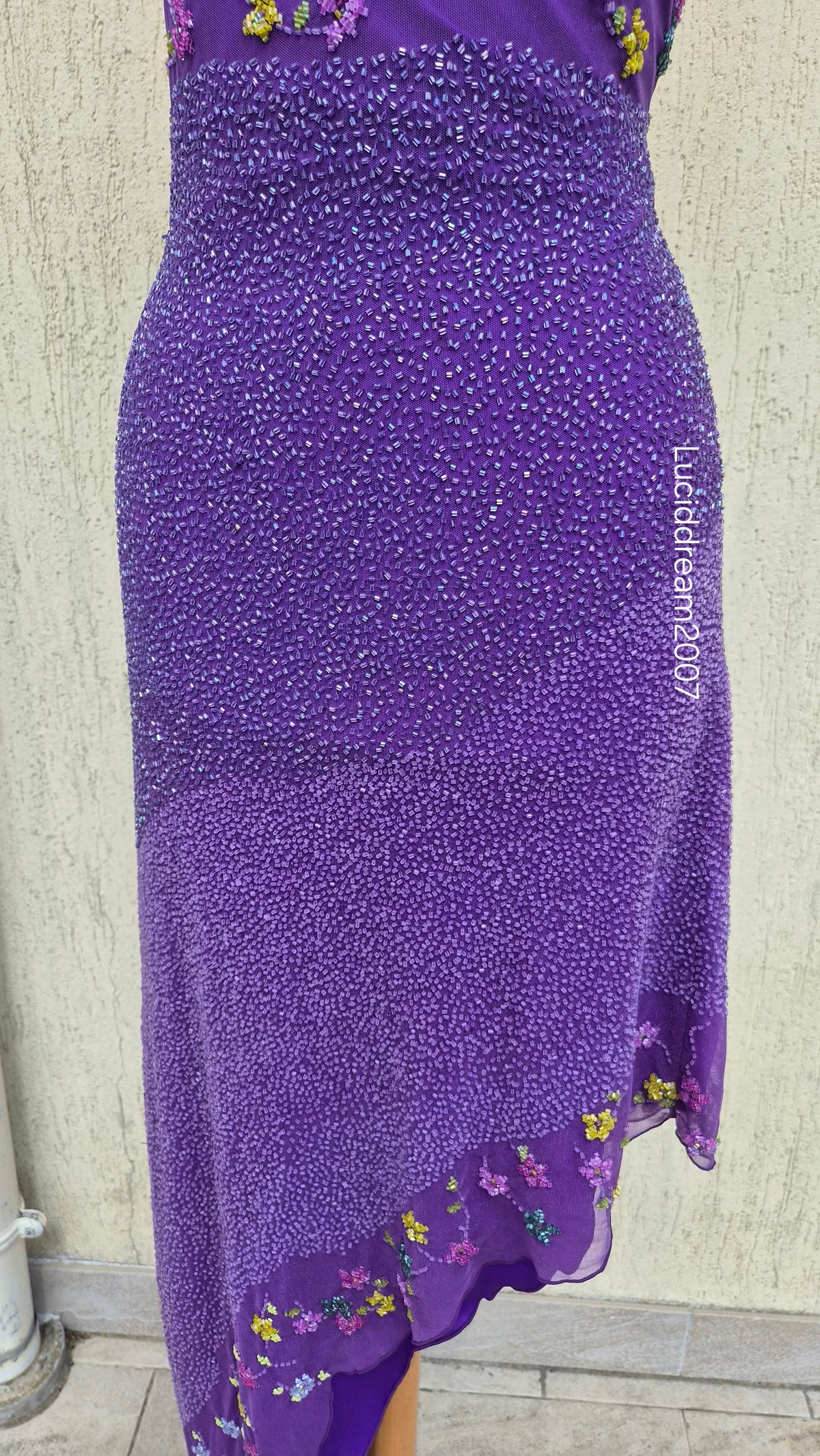 Robe violette asymétrique brodée