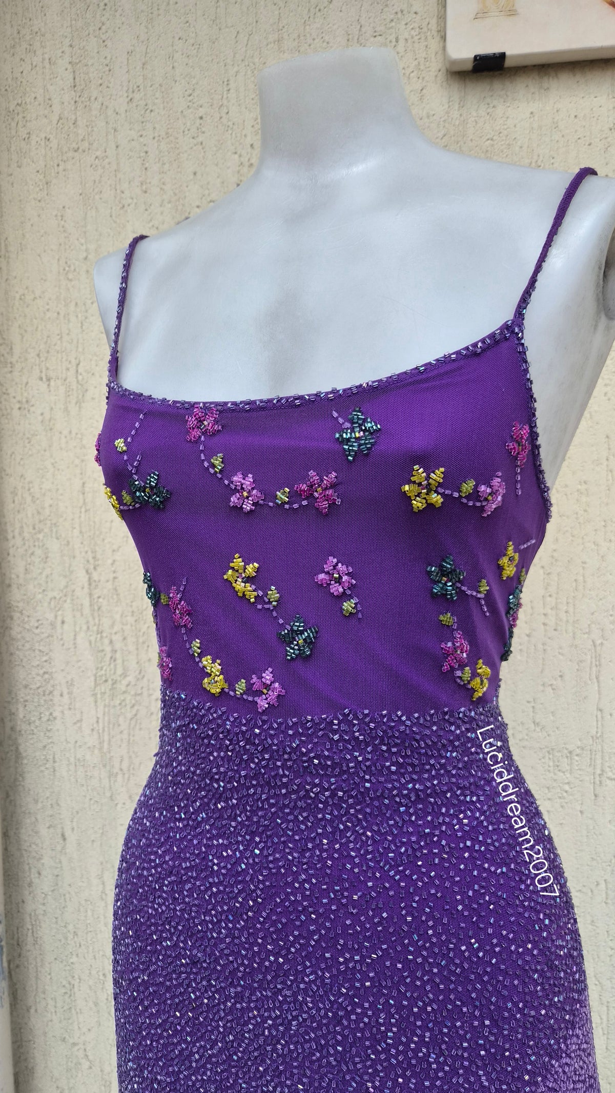 Robe violette asymétrique brodée