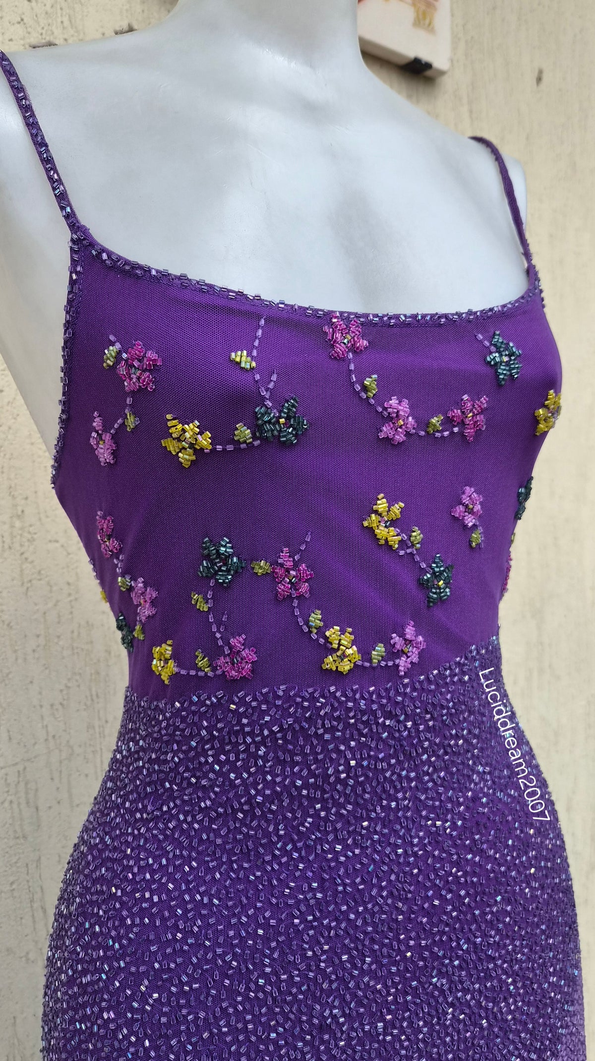 Robe violette asymétrique brodée