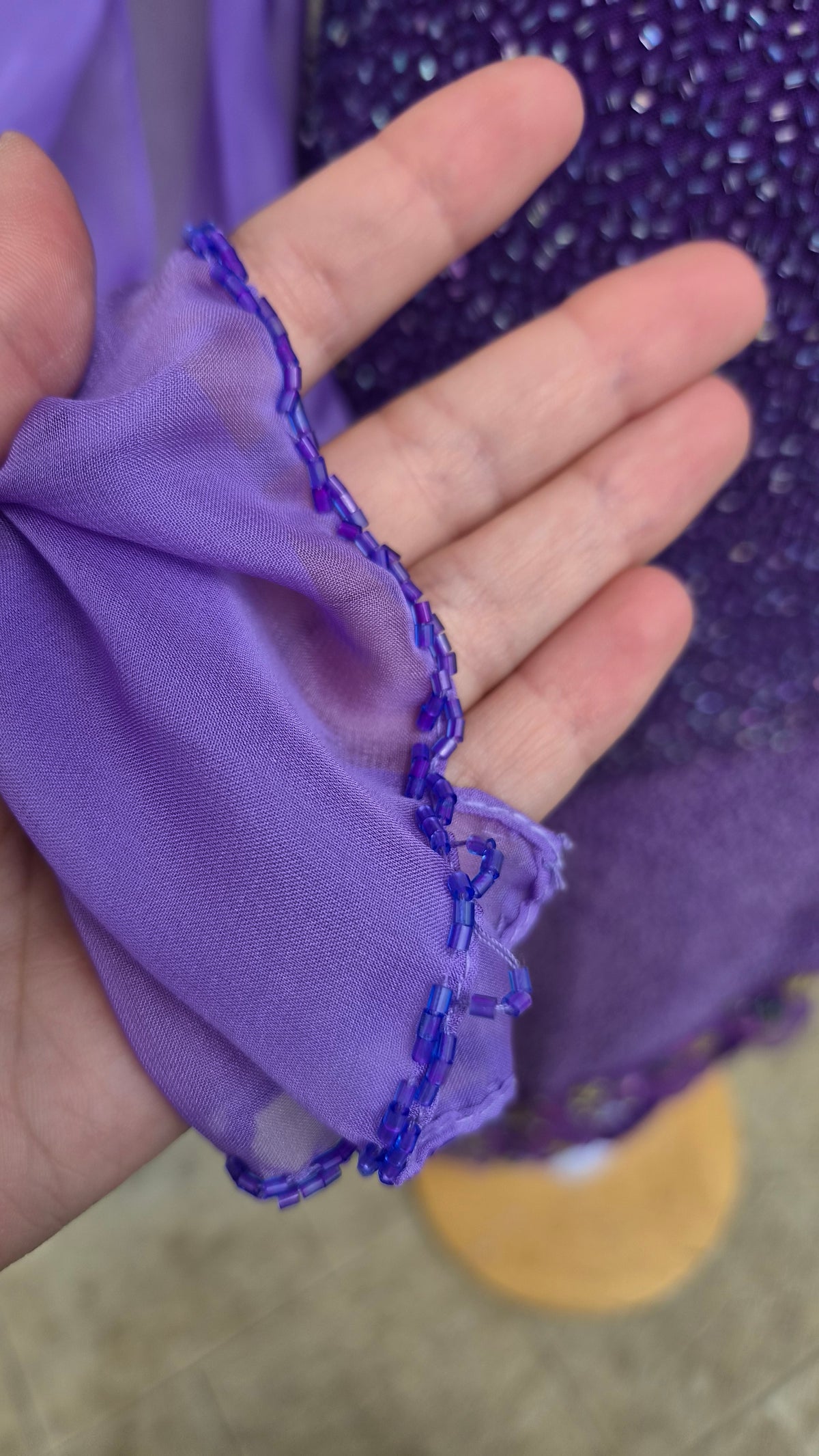 Robe violette asymétrique brodée