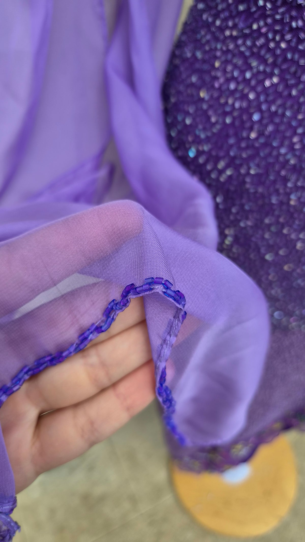 Robe violette asymétrique brodée