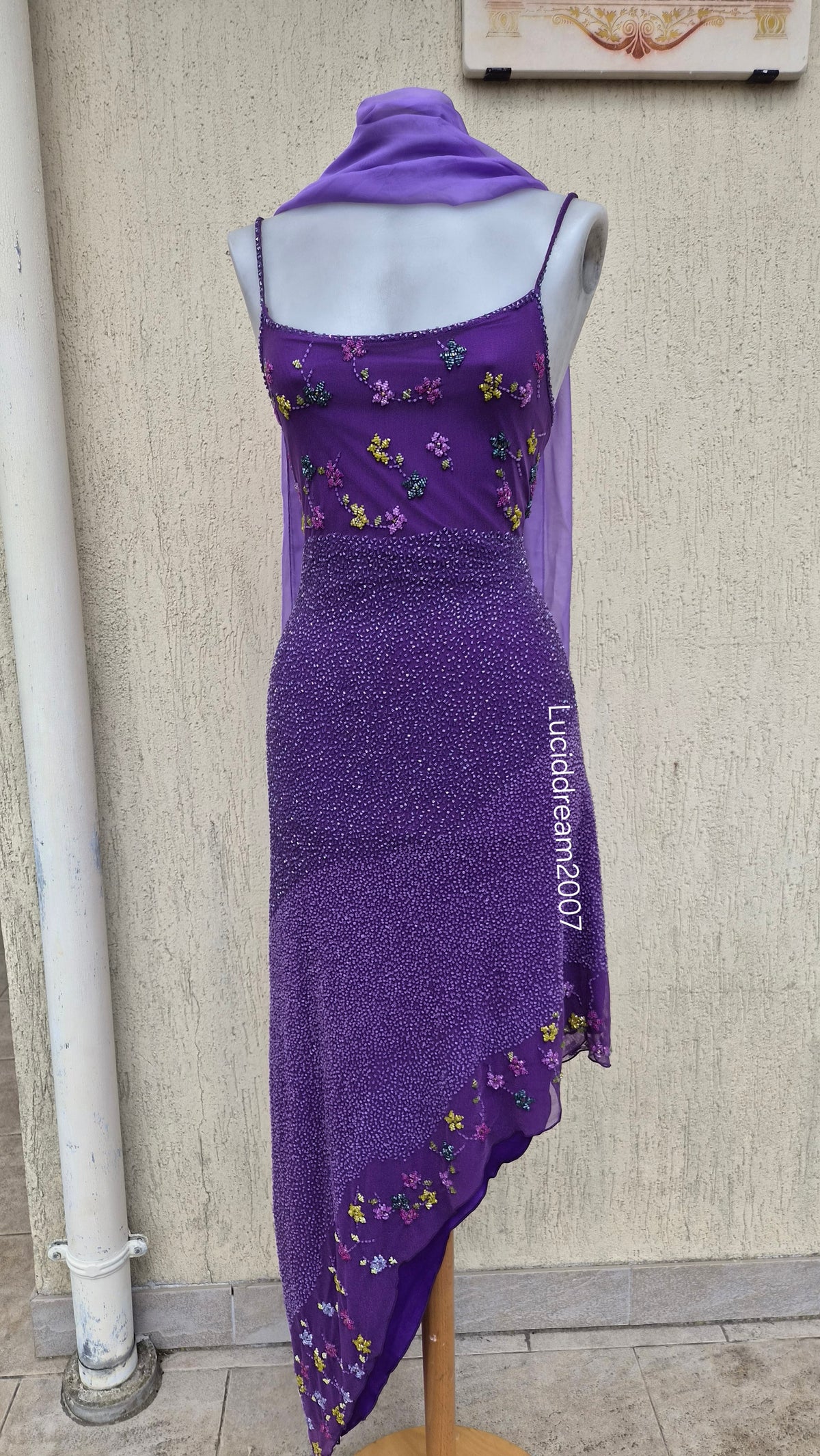 Robe violette asymétrique brodée