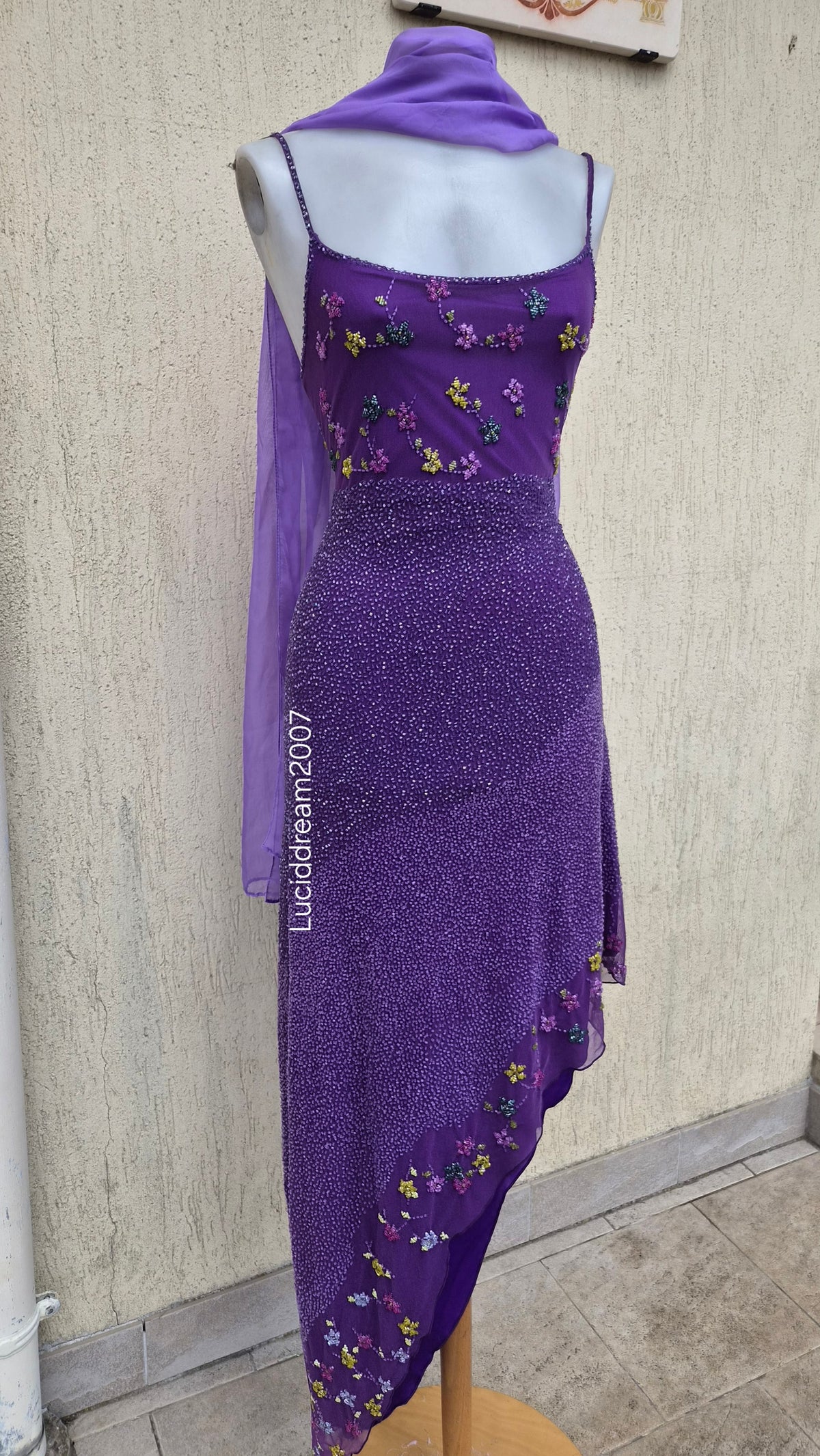 Robe violette asymétrique brodée