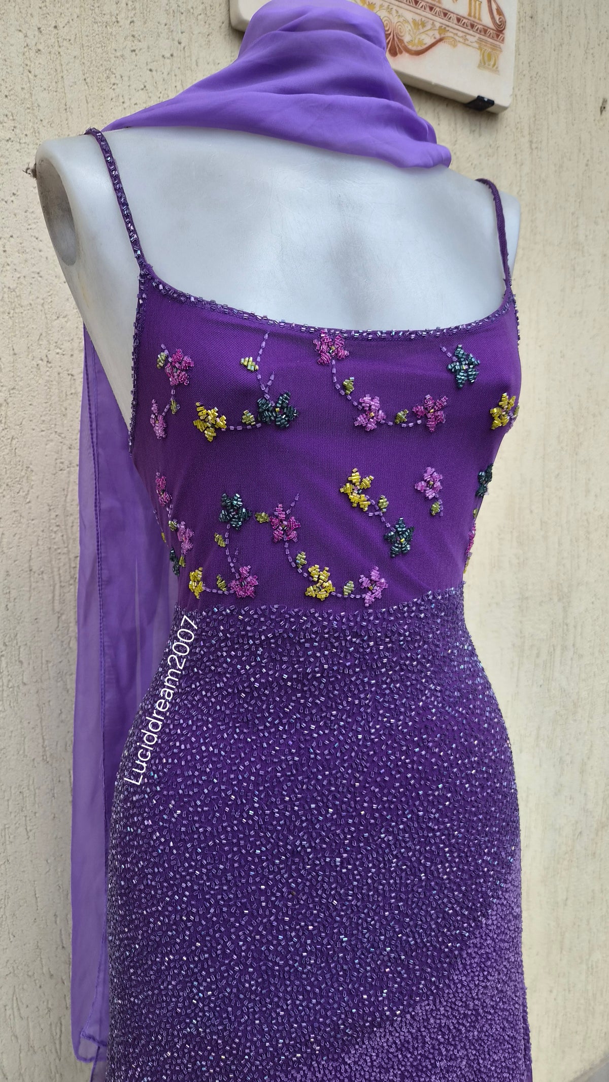 Robe violette asymétrique brodée