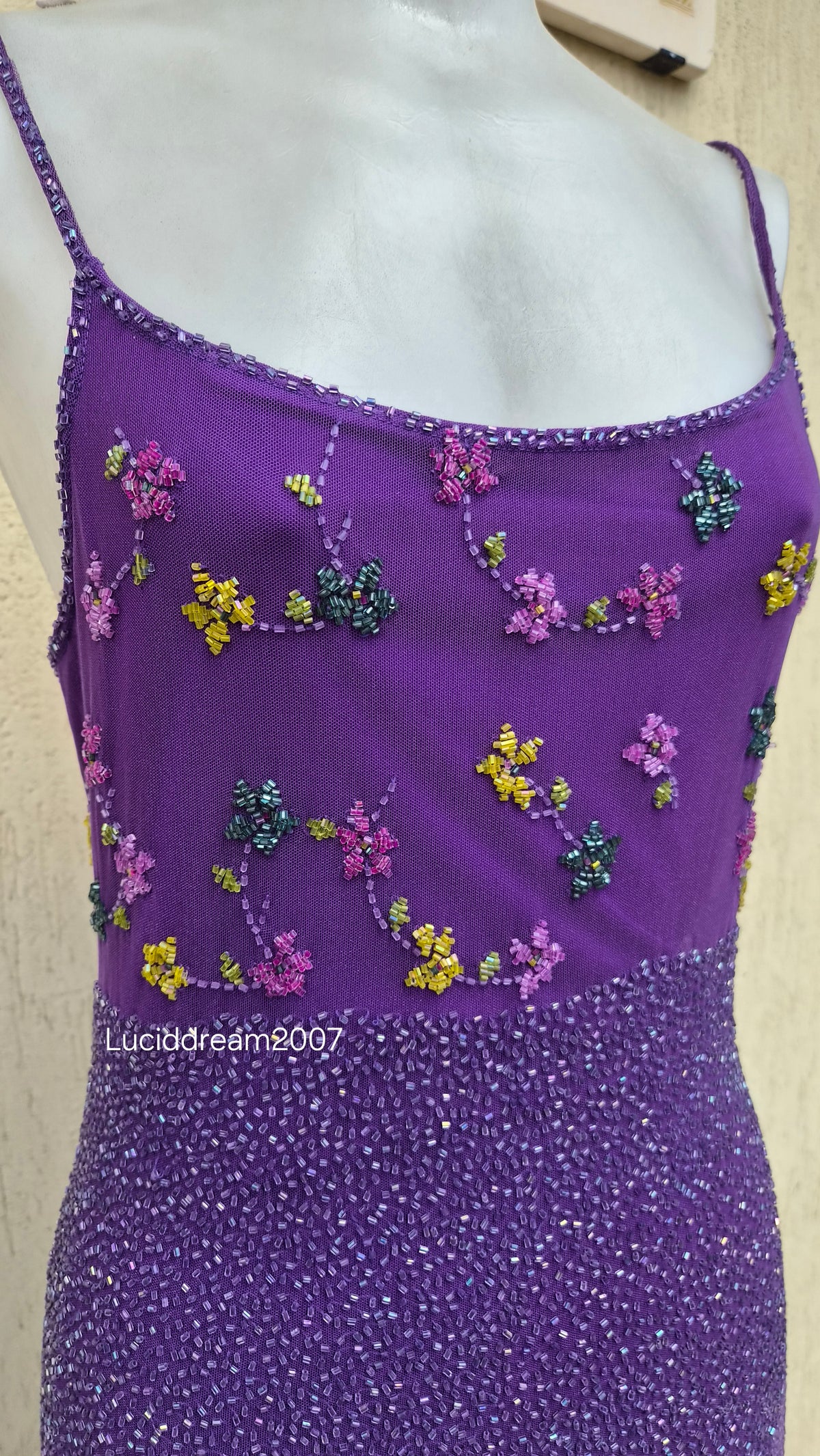 Robe violette asymétrique brodée