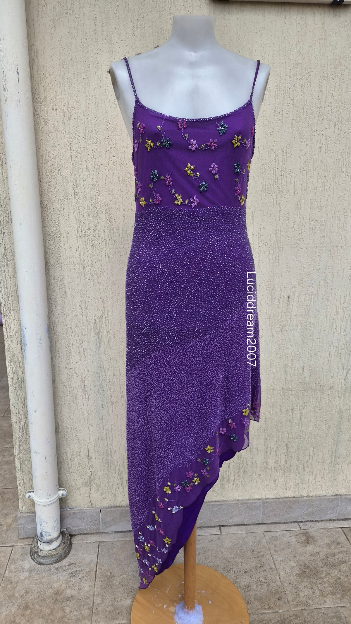 Robe violette asymétrique brodée
