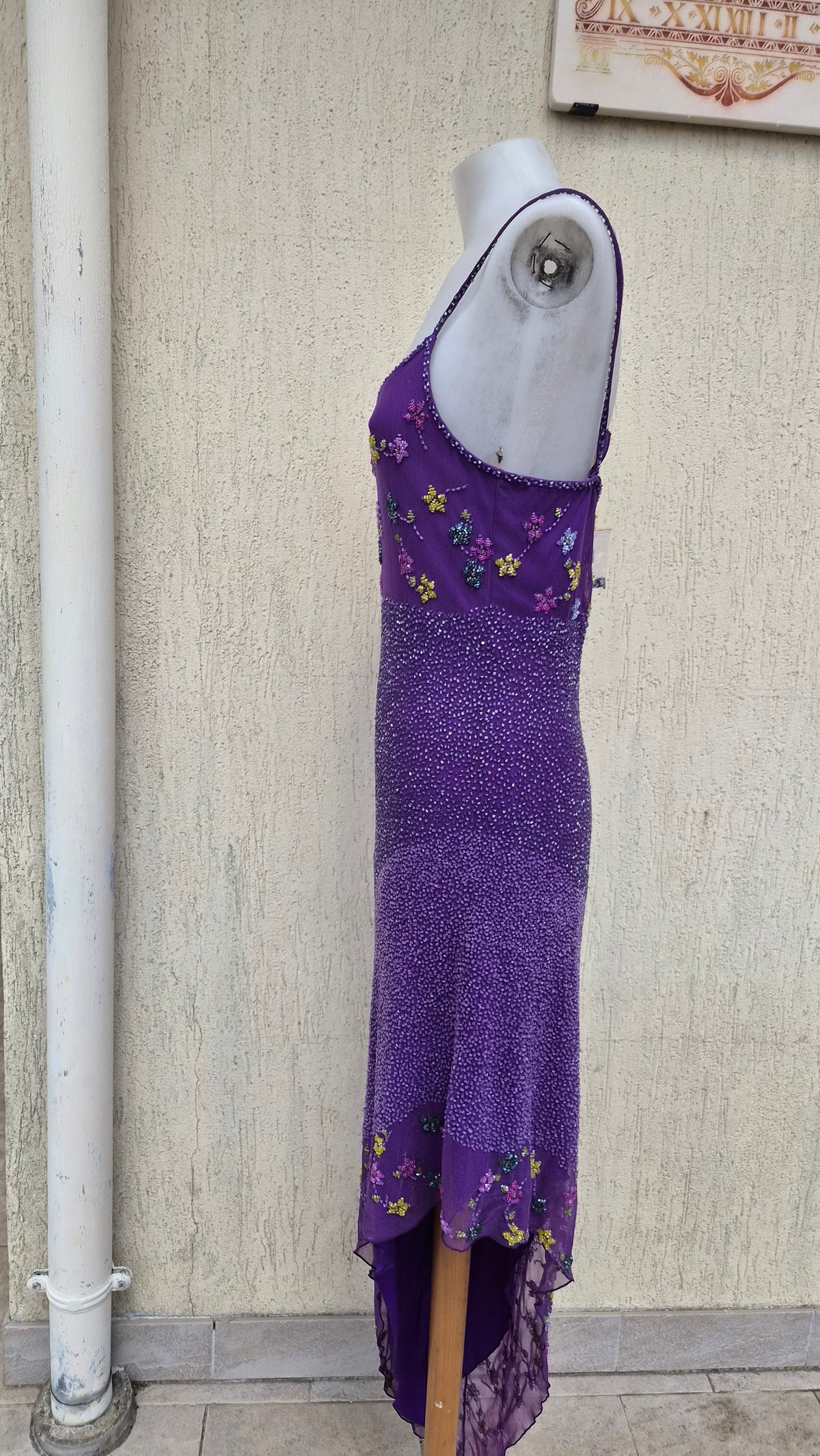 Robe violette asymétrique brodée