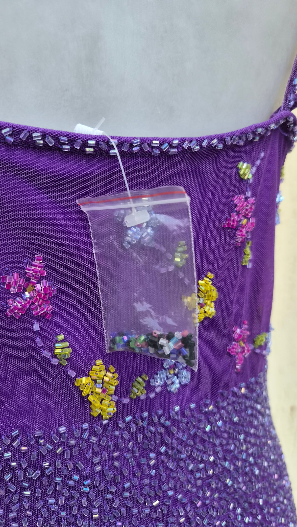 Robe violette asymétrique brodée