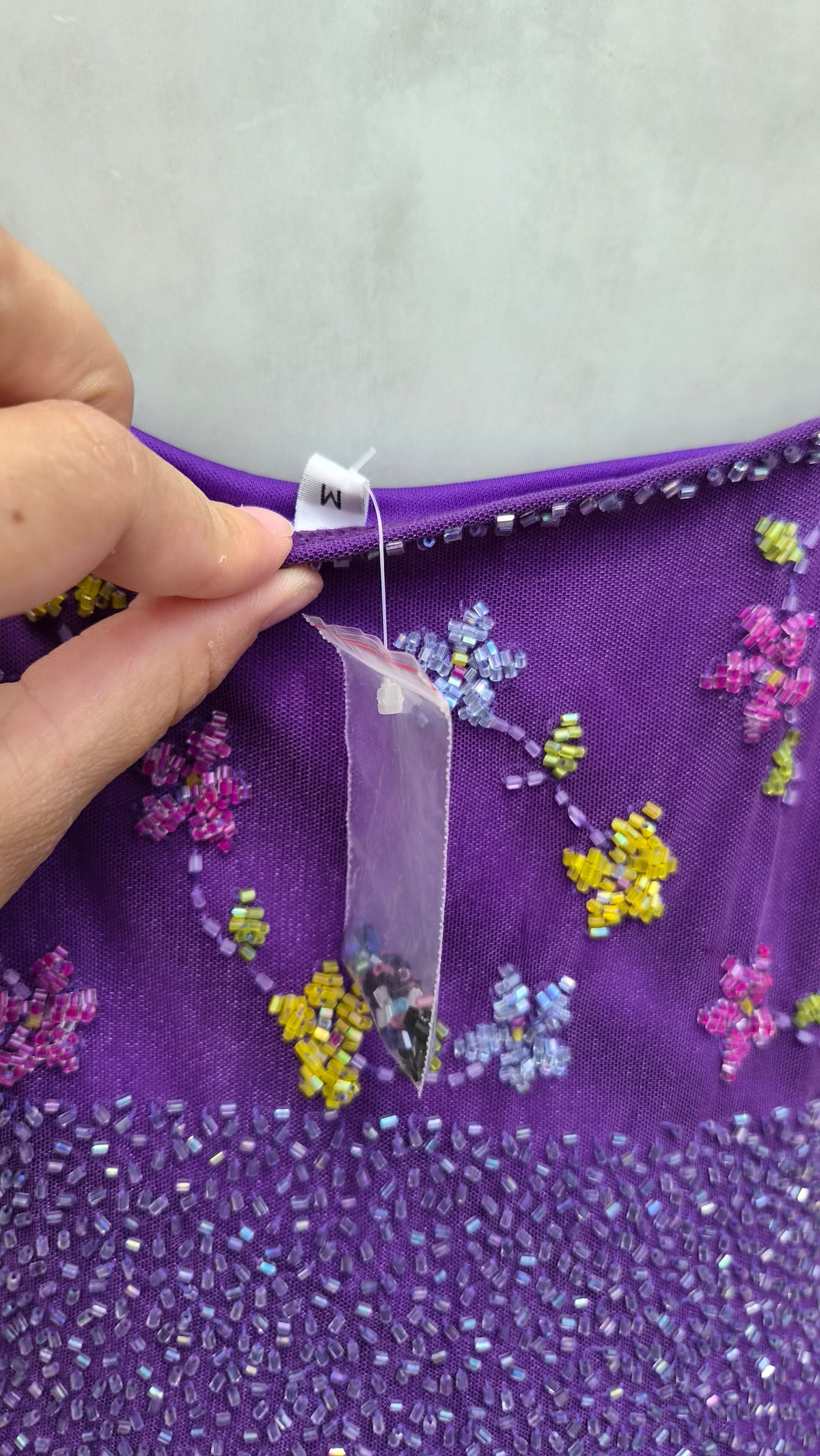 Robe violette asymétrique brodée