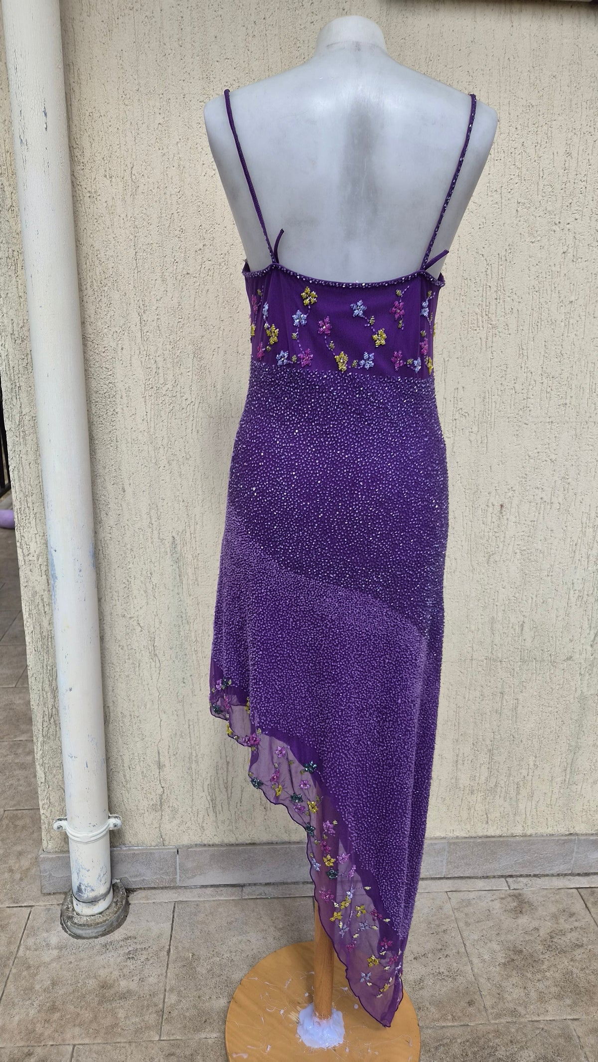 Robe violette asymétrique brodée