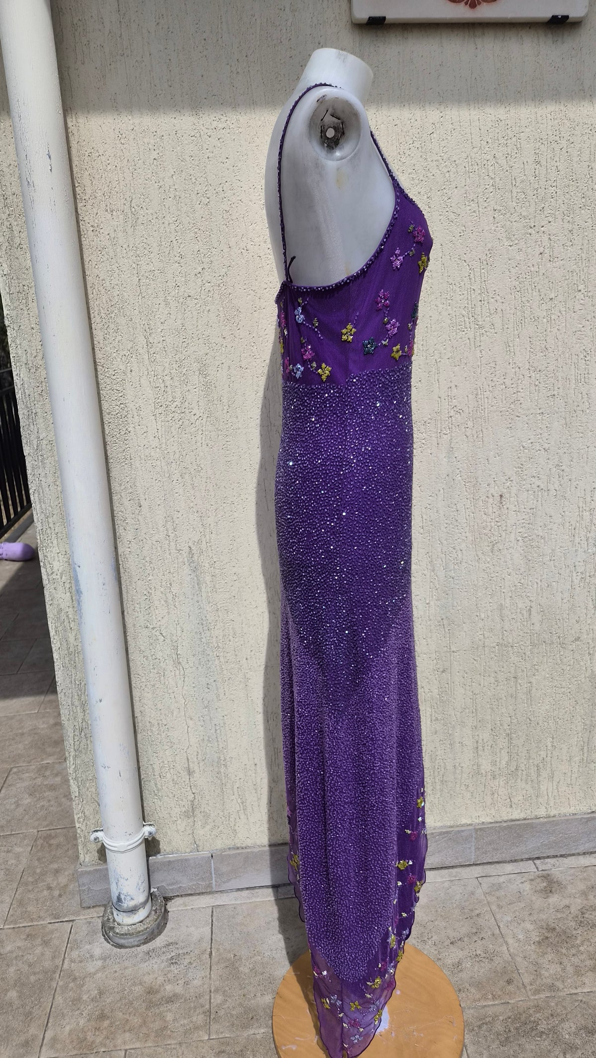 Robe violette asymétrique brodée