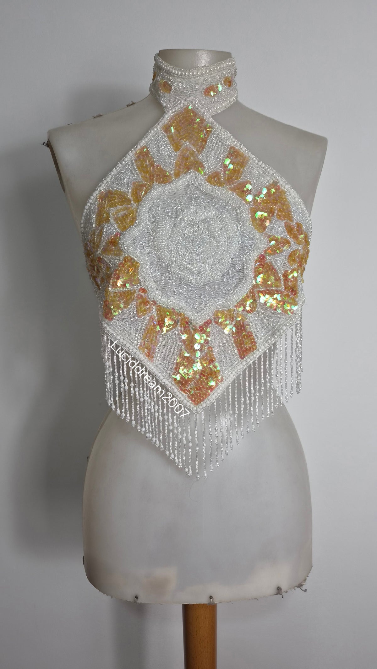 Top dos nu brodé de perles et sequins