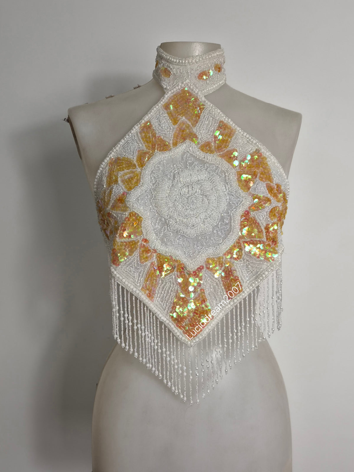 Top dos nu brodé de perles et sequins