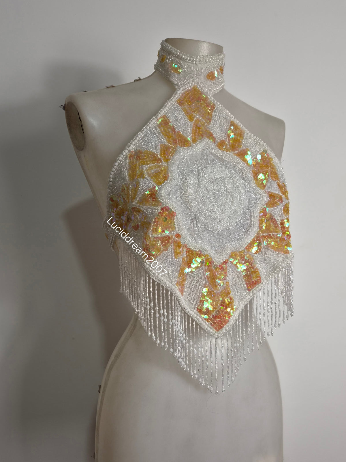 Top dos nu brodé de perles et sequins