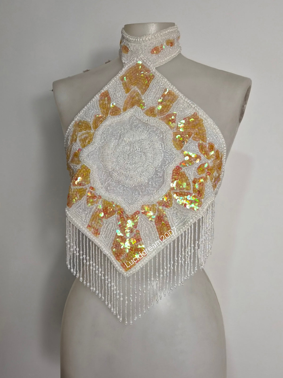 Top dos nu brodé de perles et sequins