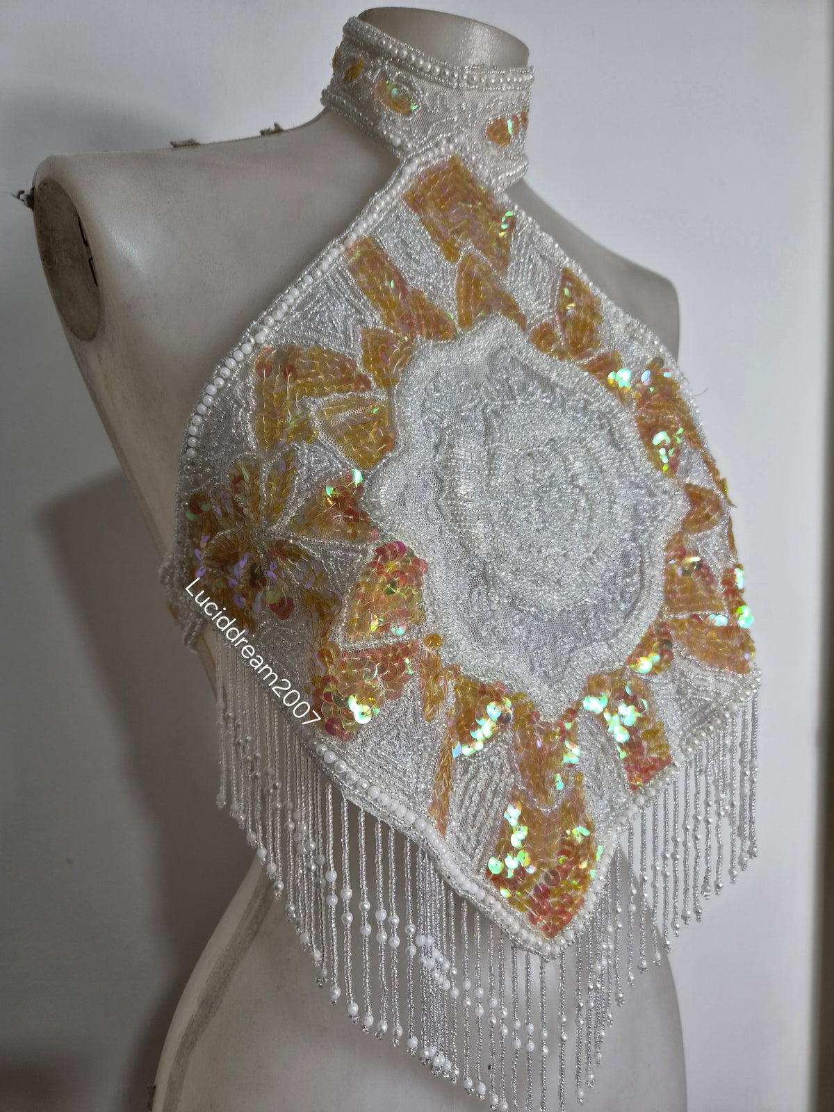 Top dos nu brodé de perles et sequins