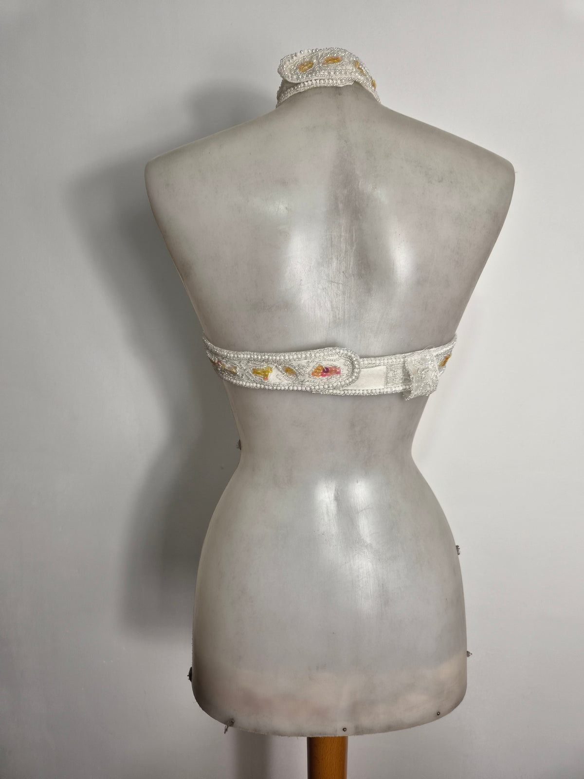 Top dos nu brodé de perles et sequins