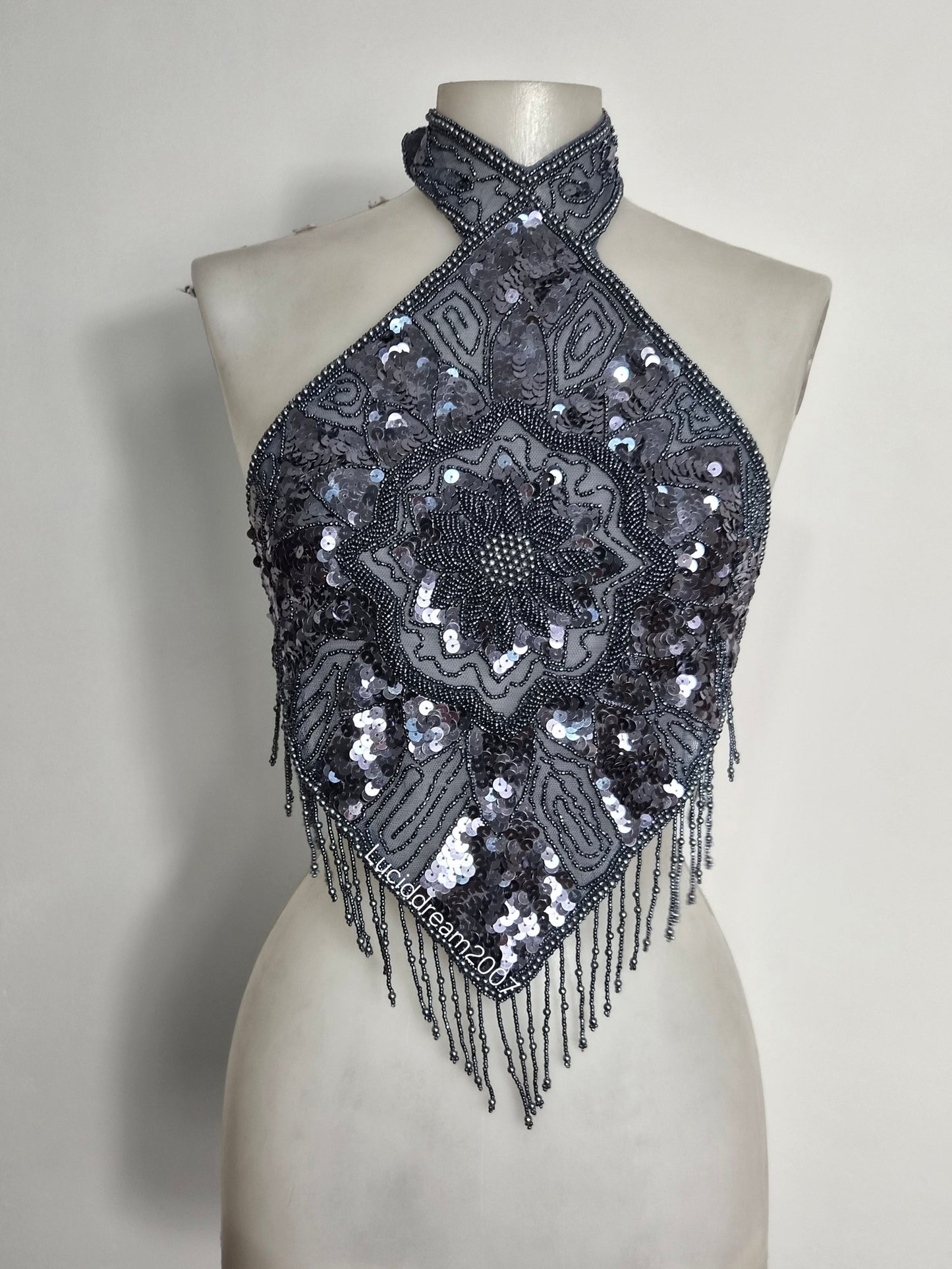 Haut dos nu gris brodé de perles et sequins