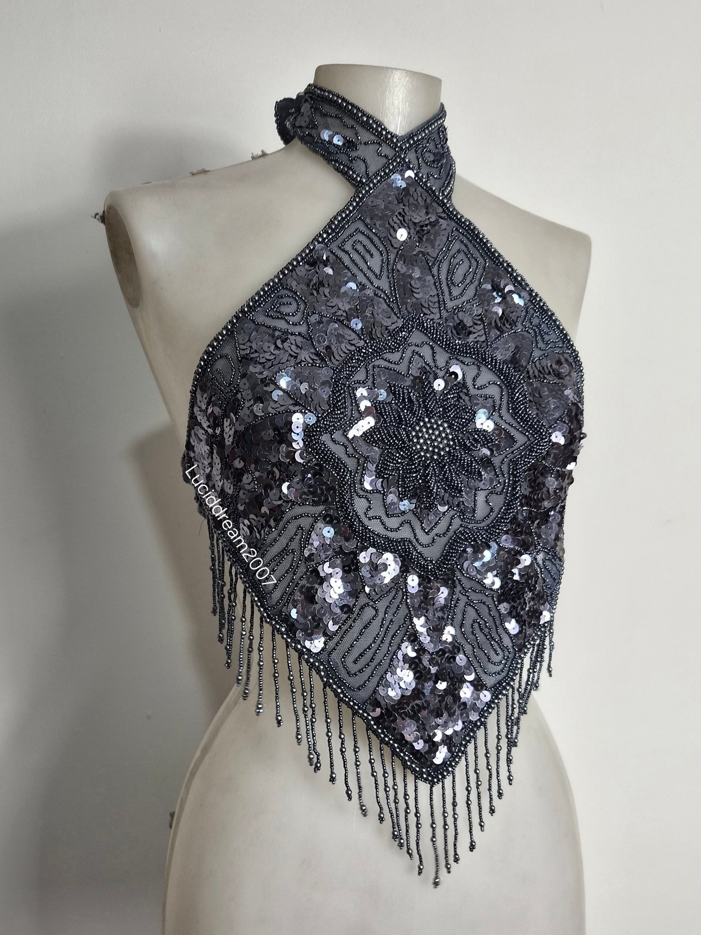 Haut dos nu gris brodé de perles et sequins