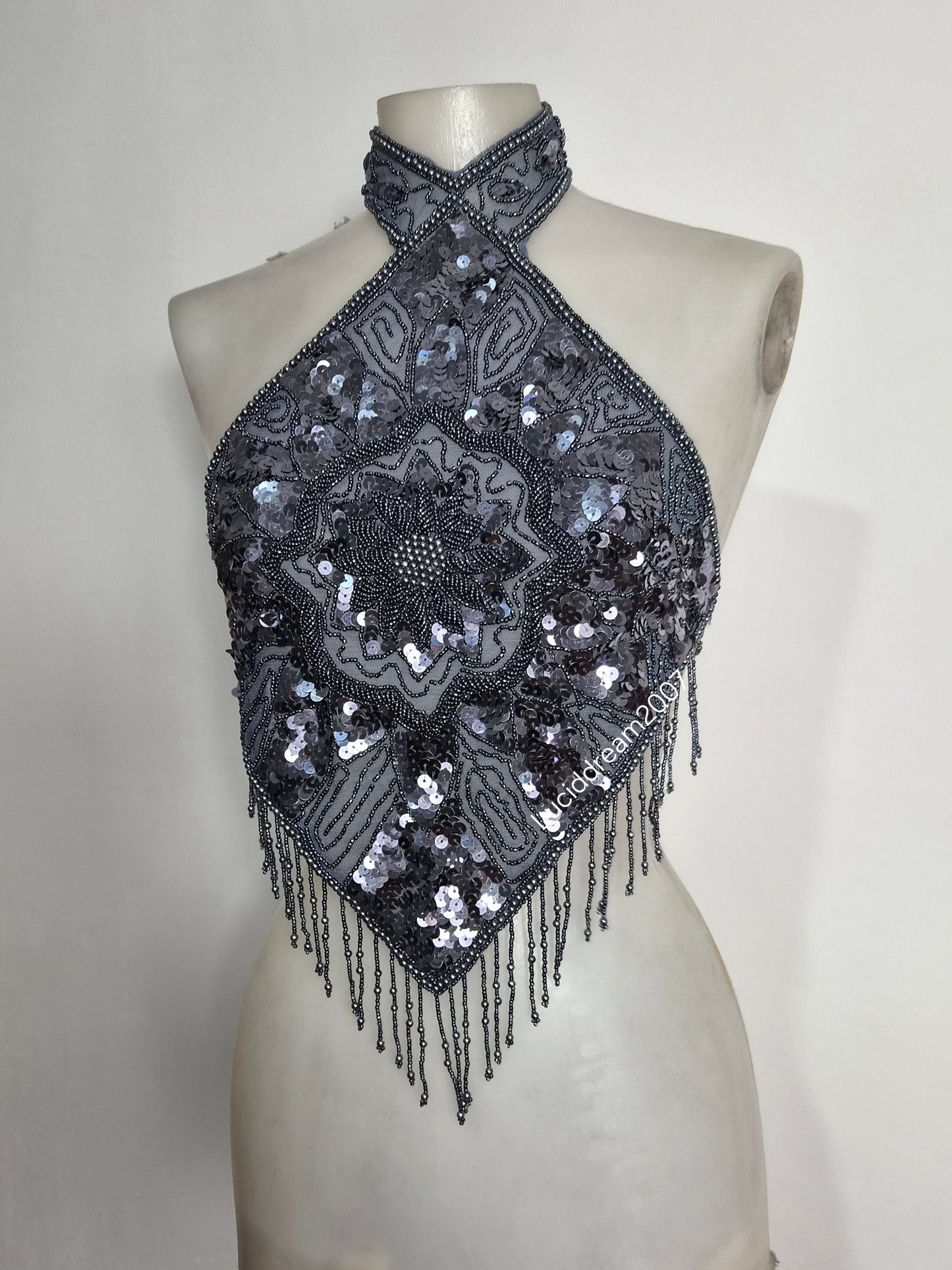 Haut dos nu gris brodé de perles et sequins