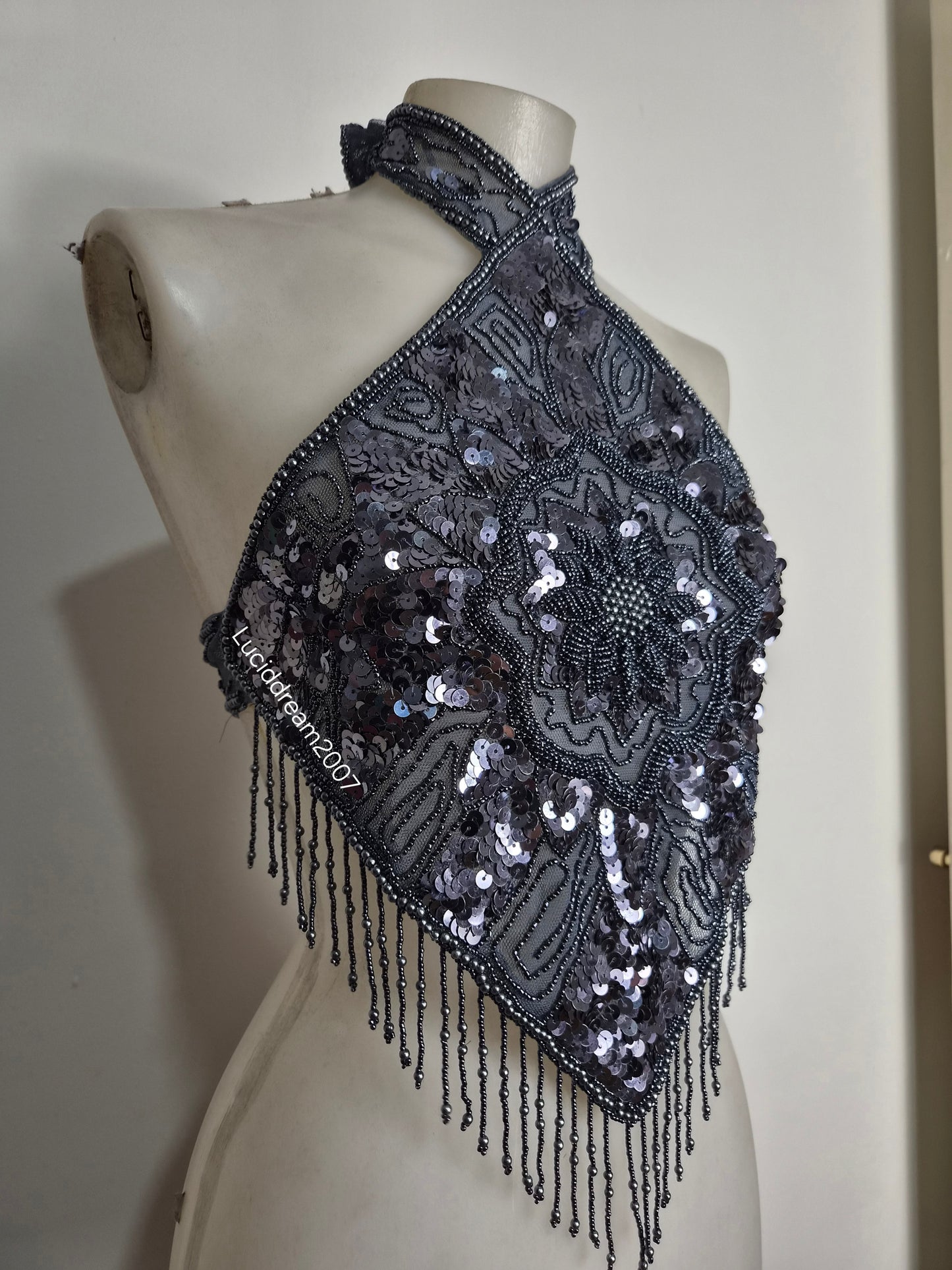 Haut dos nu gris brodé de perles et sequins