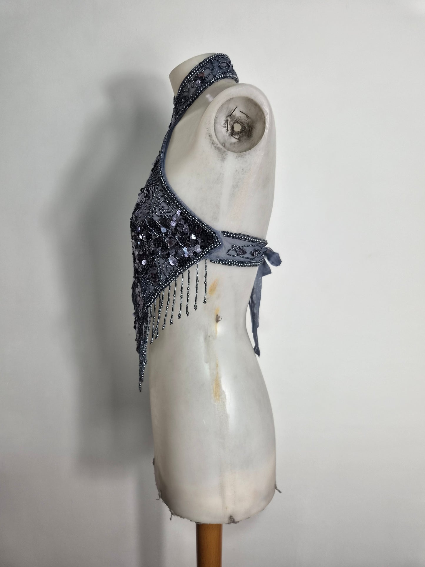 Haut dos nu gris brodé de perles et sequins