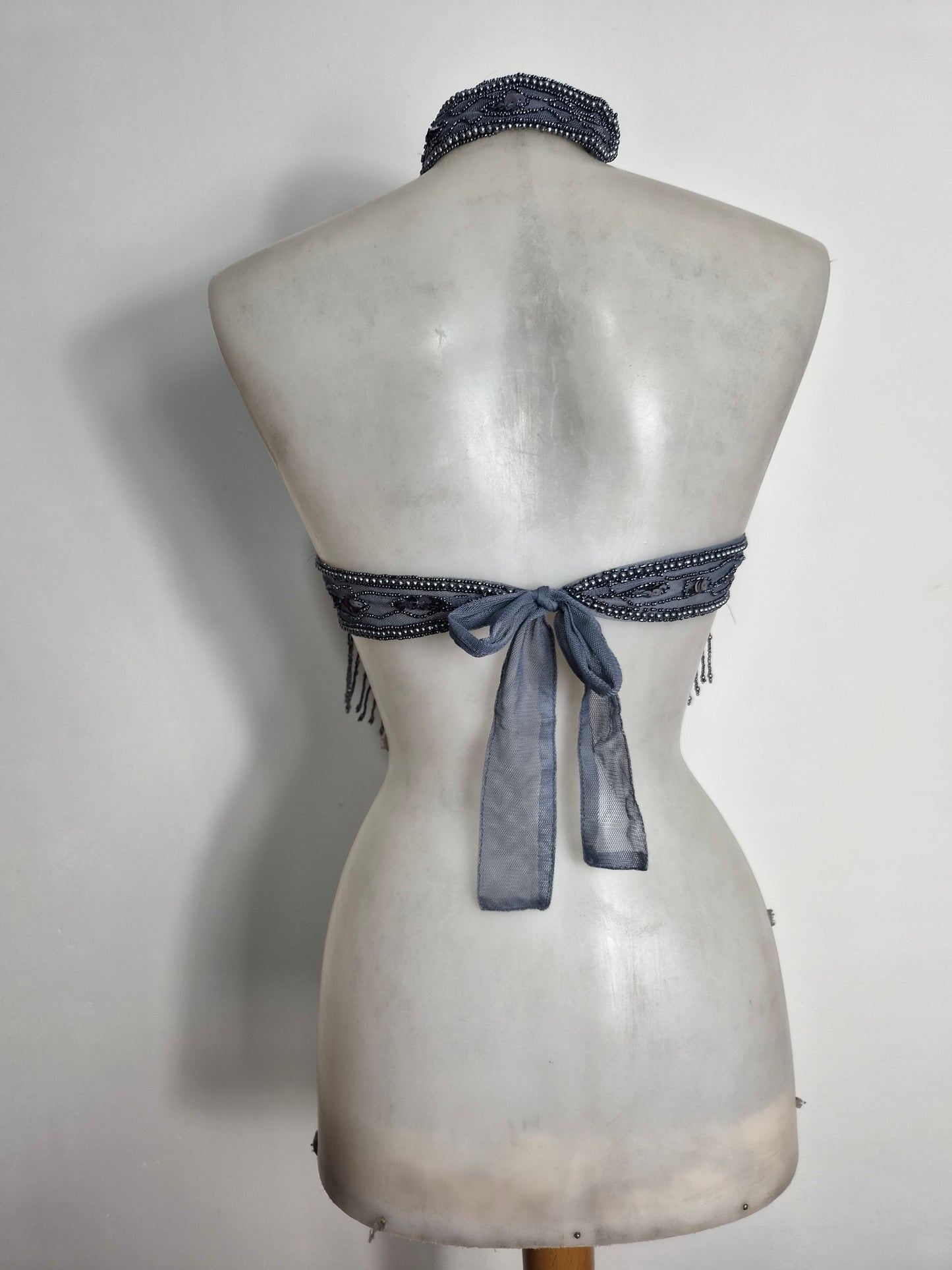 Haut dos nu gris brodé de perles et sequins