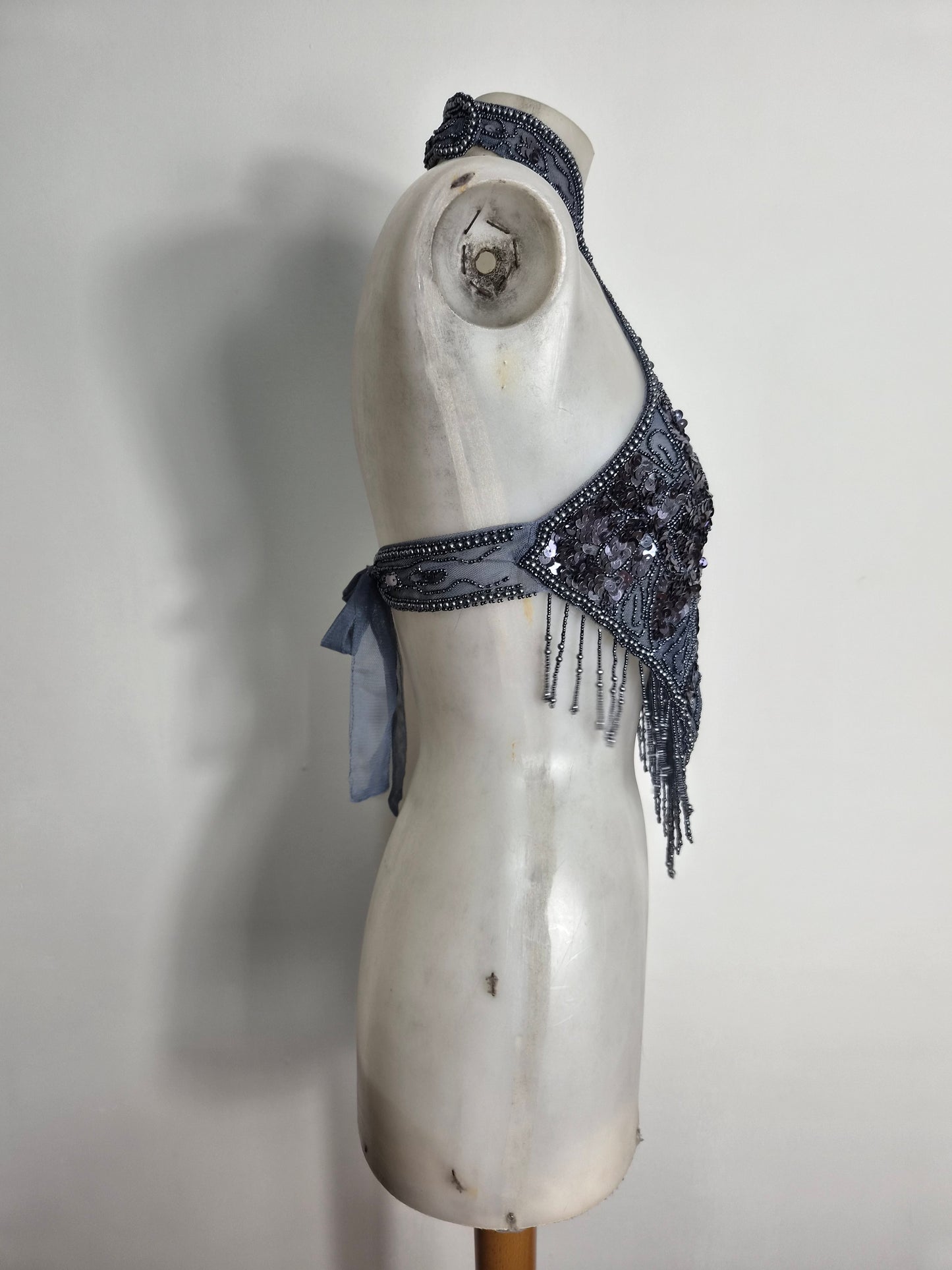 Haut dos nu gris brodé de perles et sequins