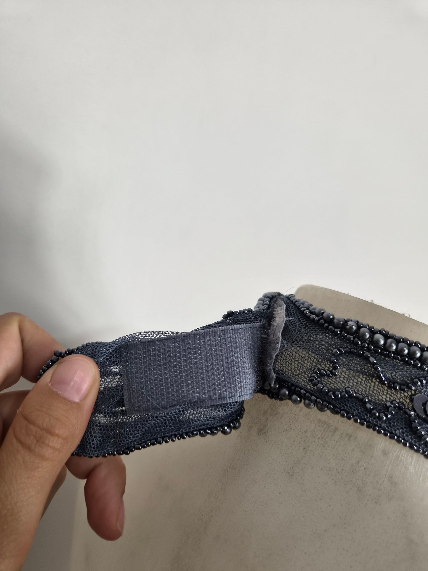 Haut dos nu gris brodé de perles et sequins