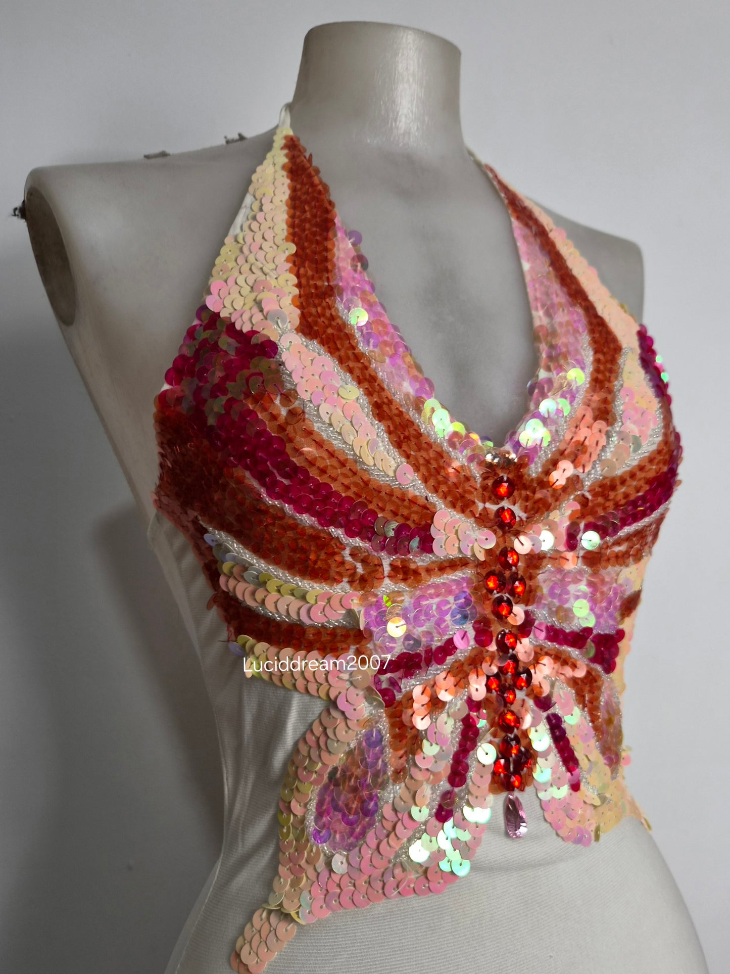Haut dos nu papillon brodé en sequins