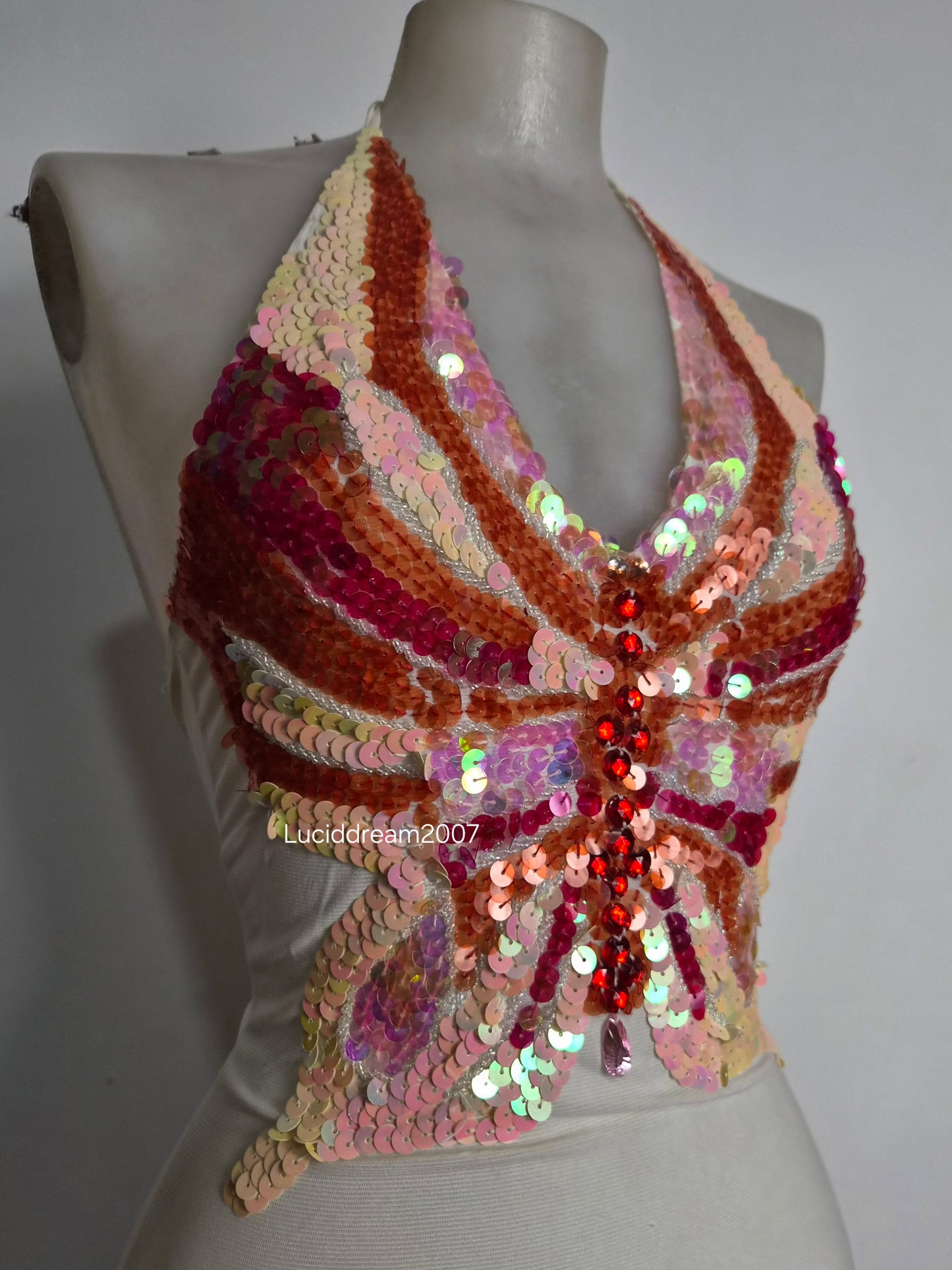 Haut dos nu papillon brodé en sequins