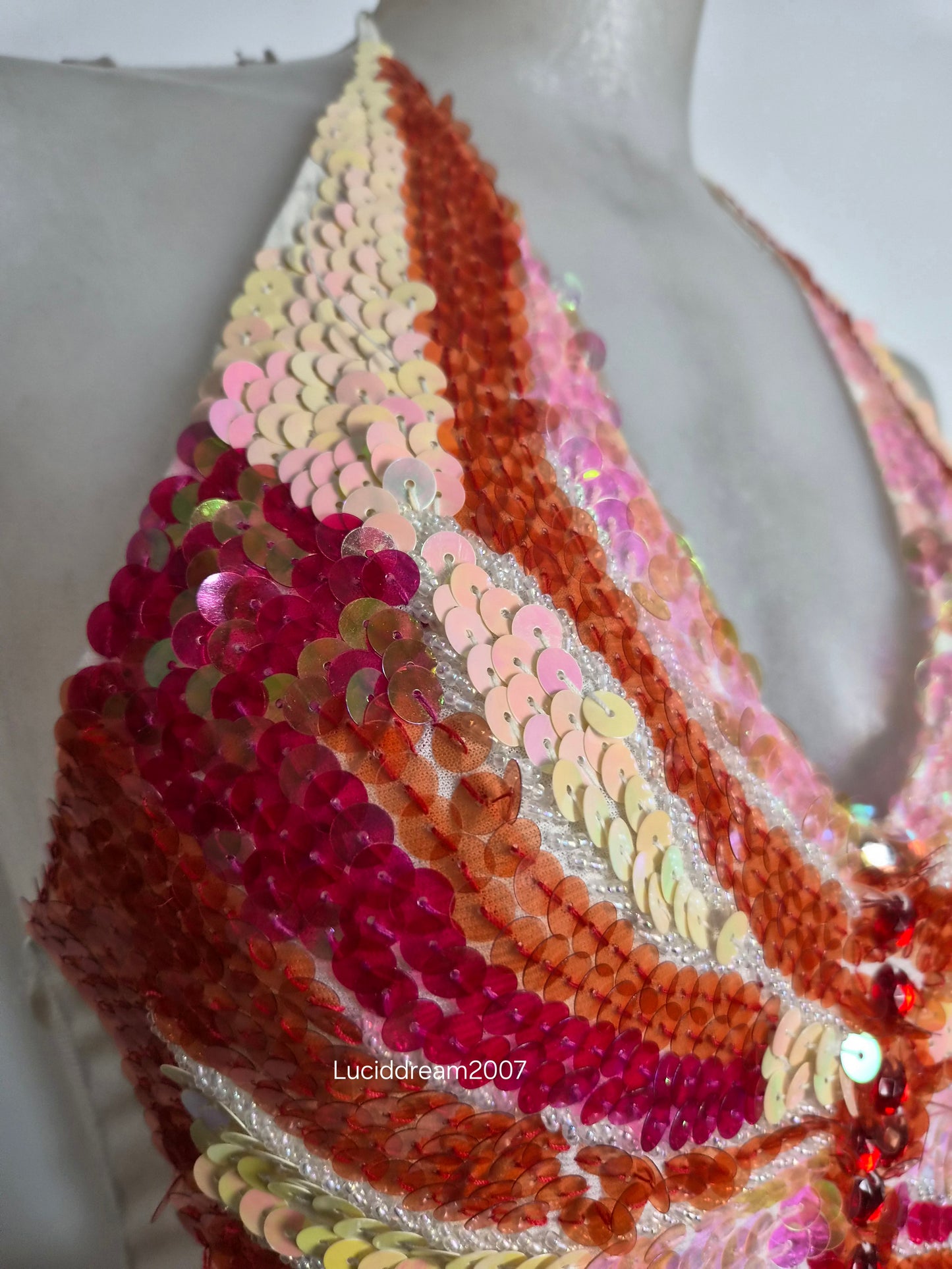Haut dos nu papillon brodé en sequins