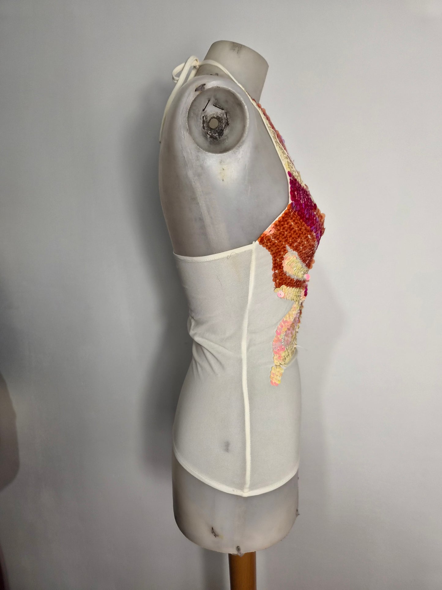 Haut dos nu papillon brodé en sequins