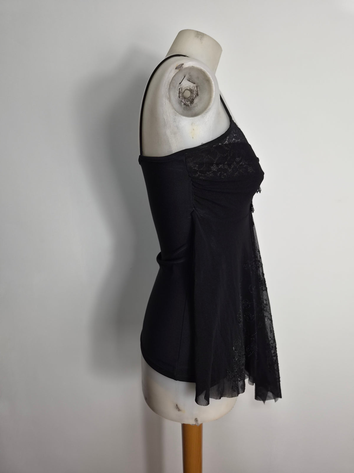Haut en voile asymétrique détails perles