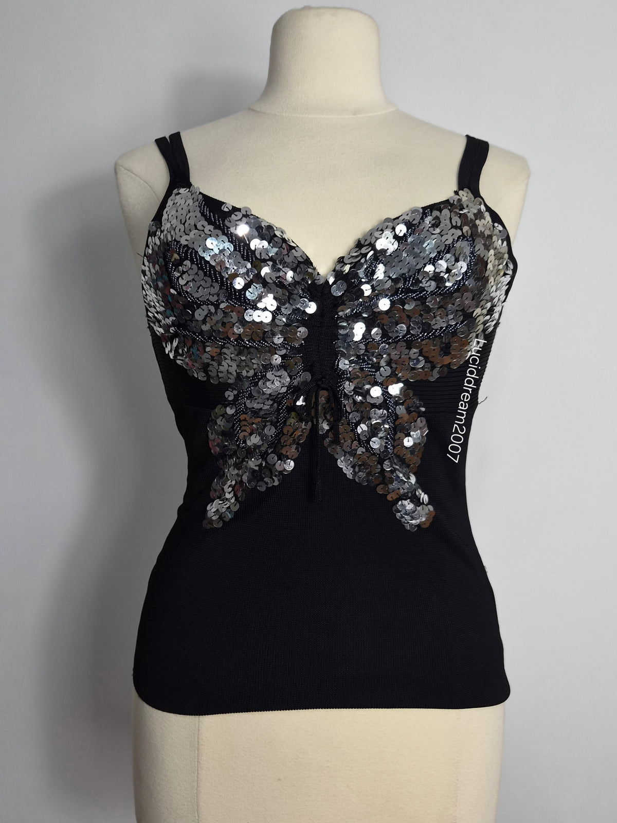 Haut détail papillon en sequins