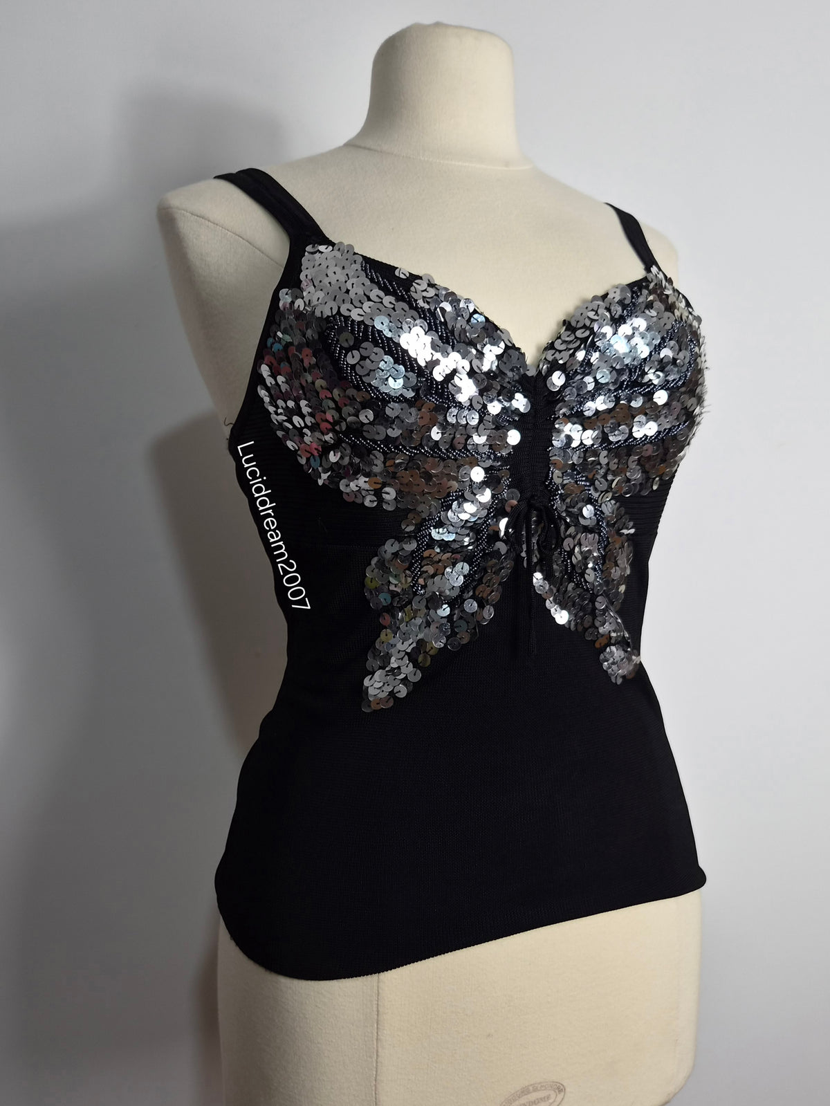 Haut détail papillon en sequins