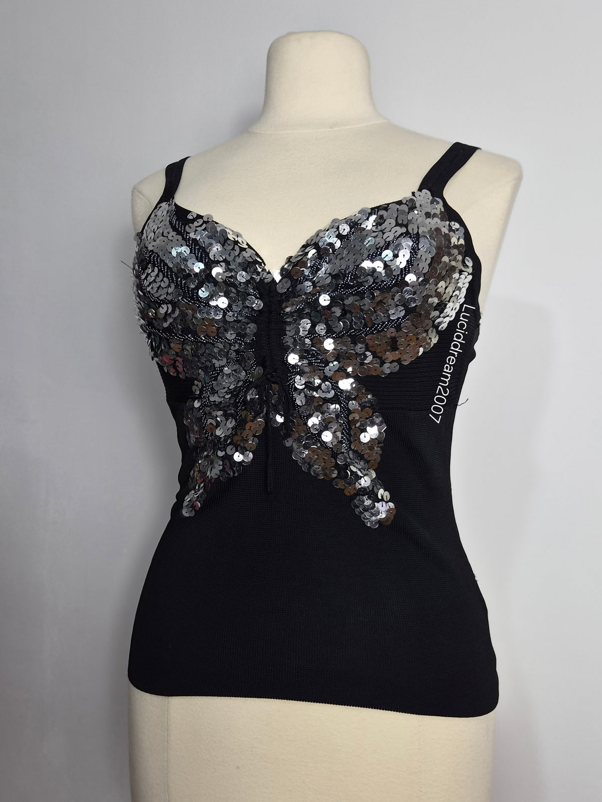 Haut détail papillon en sequins