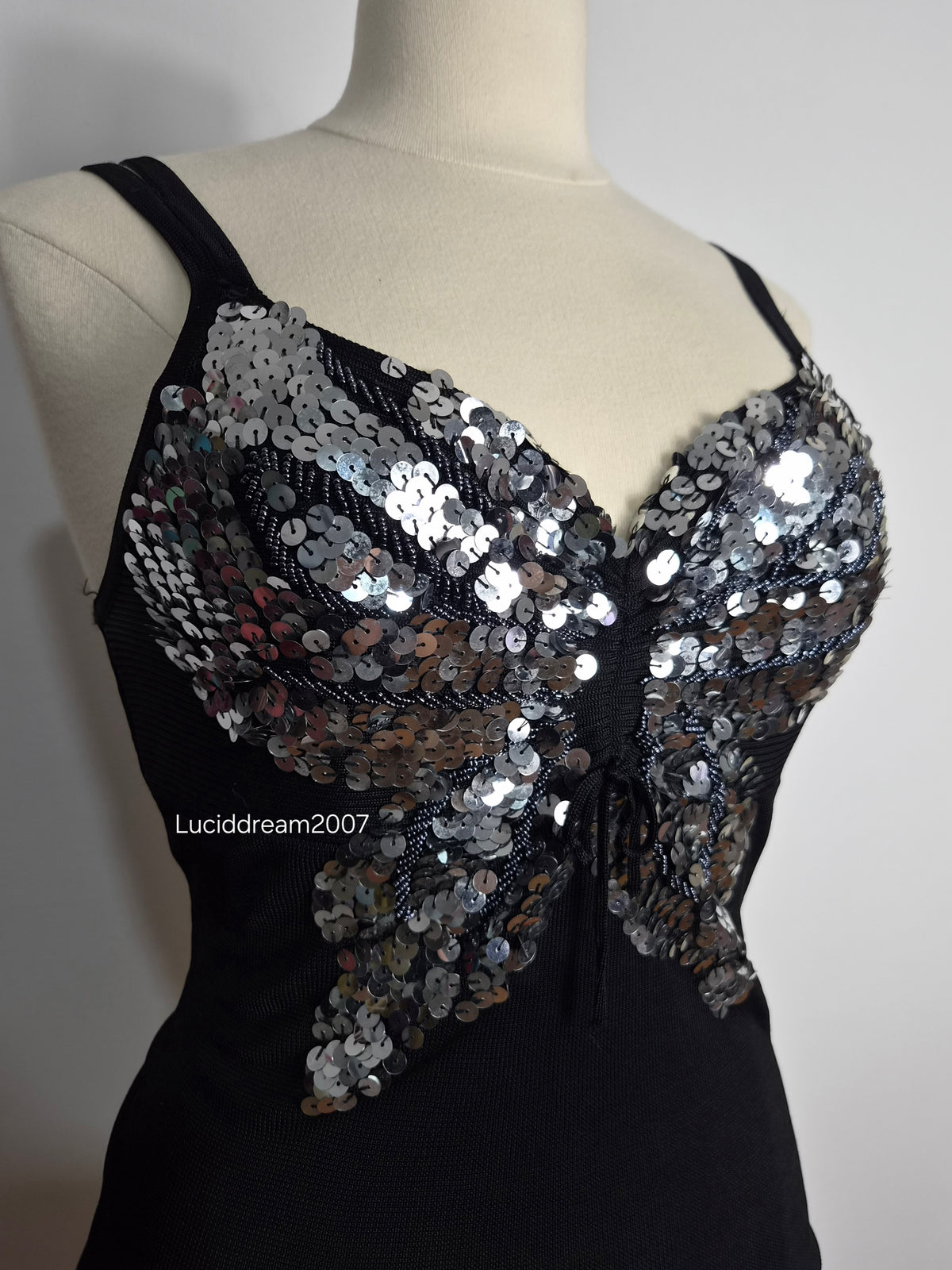 Haut détail papillon en sequins