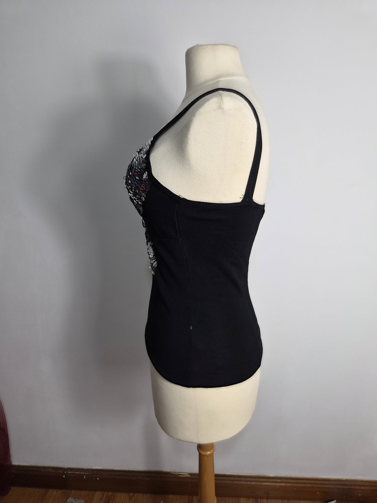 Haut détail papillon en sequins